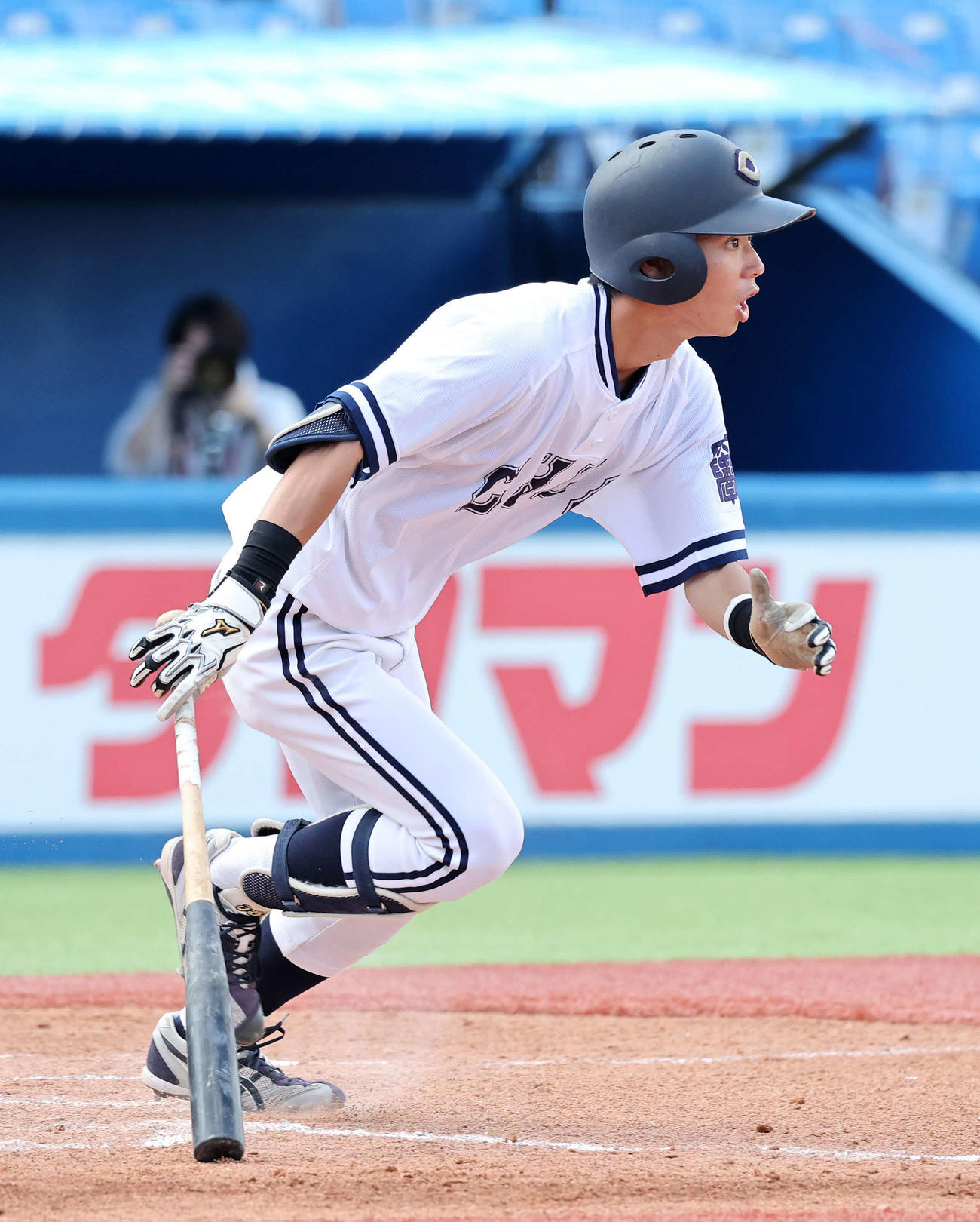 国学院大対中大　2回裏中大1死満塁、山本は右前適時打を放つ（撮影・鈴木正人）