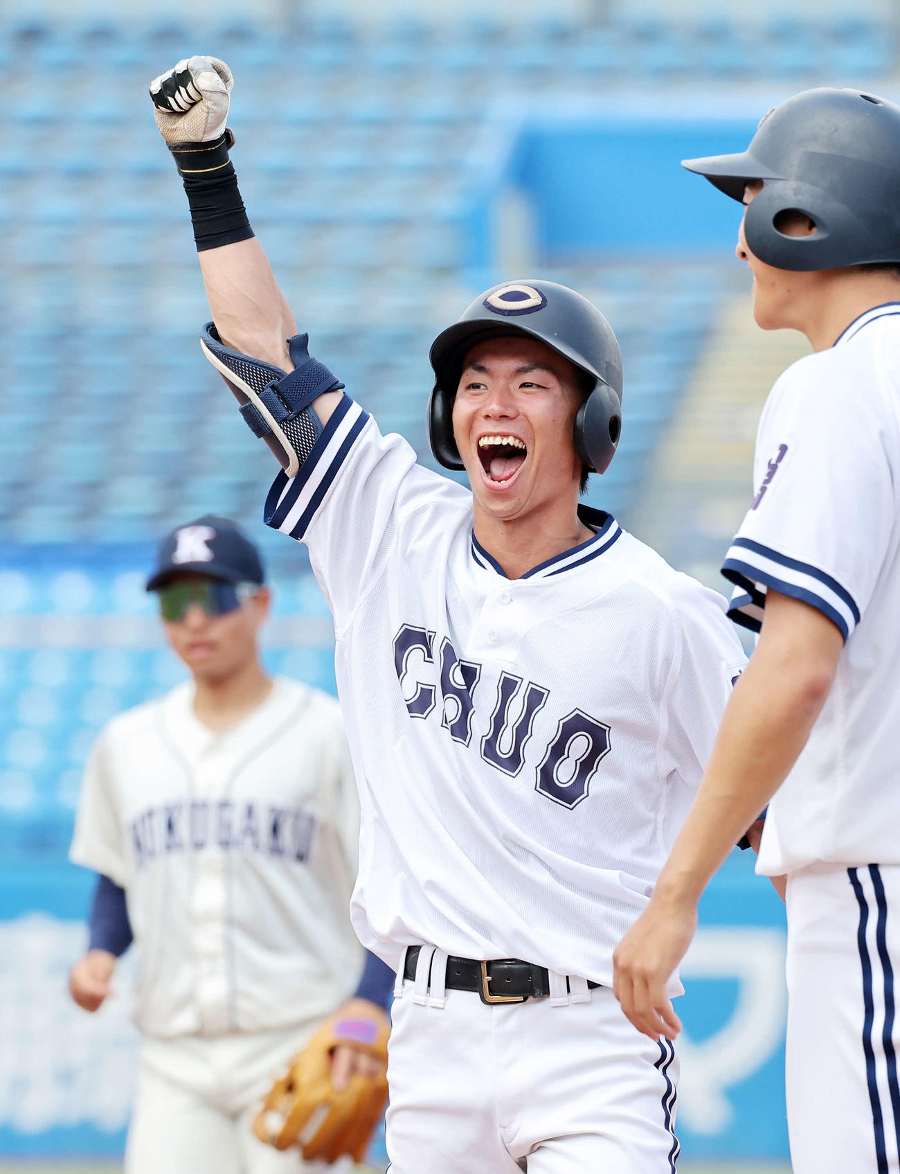 国学院大対中大　2回裏中大1死満塁、山本は右前適時打を放ちガッツポーズで雄たけびを上げる（撮影・鈴木正人）