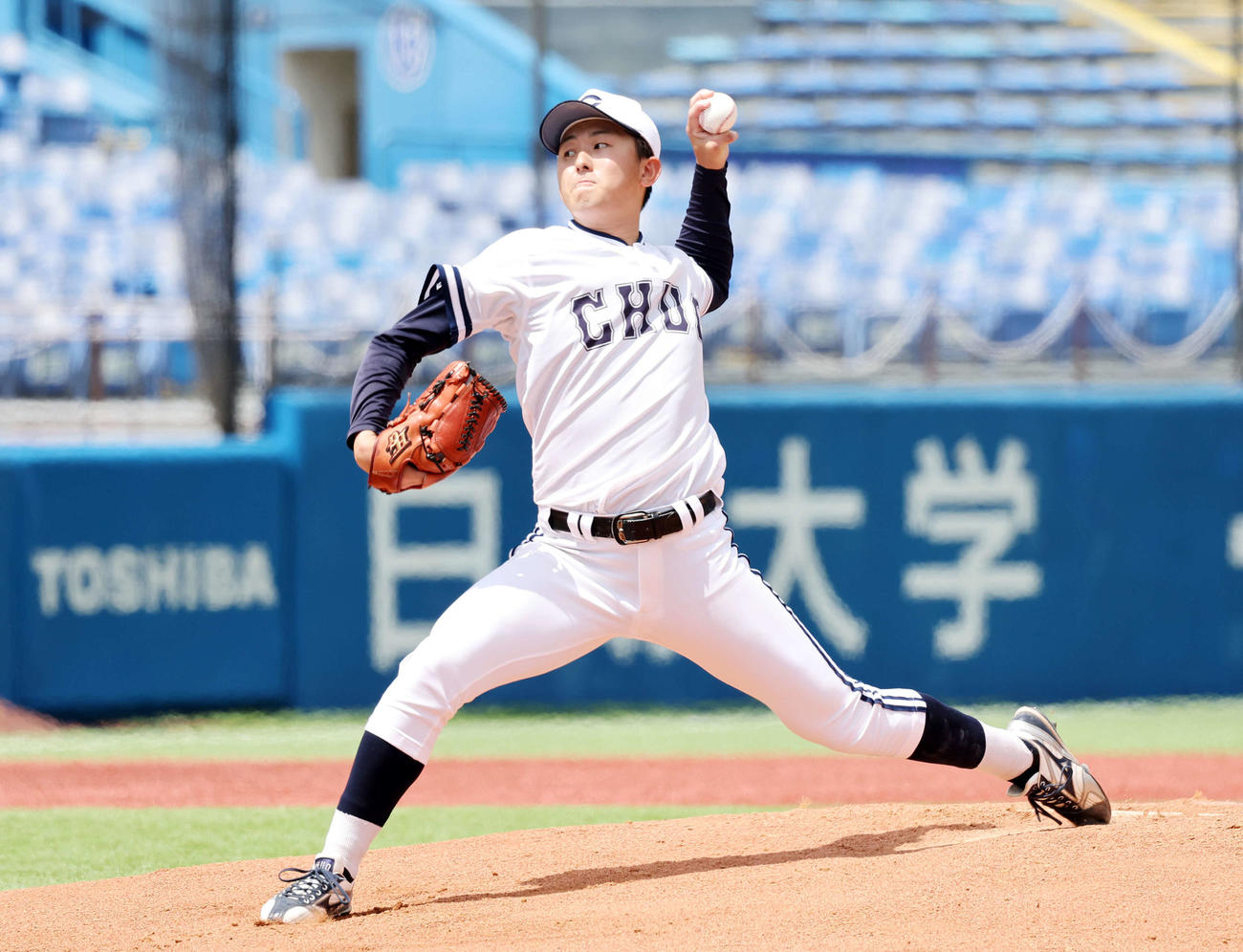 国学院大対中大　力投する中大先発の山口（撮影・鈴木正人）