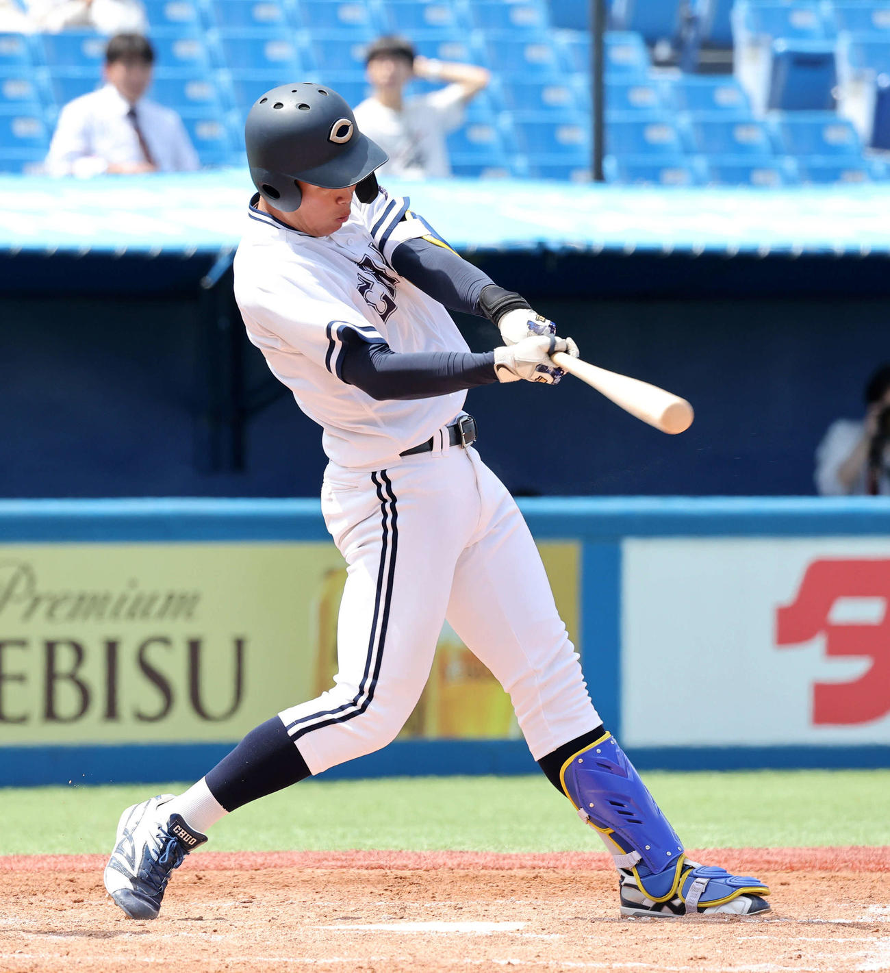 国学院大対中大　2回裏中大1死一、三塁・熊谷は中前適時打を放つ（撮影・鈴木正人）