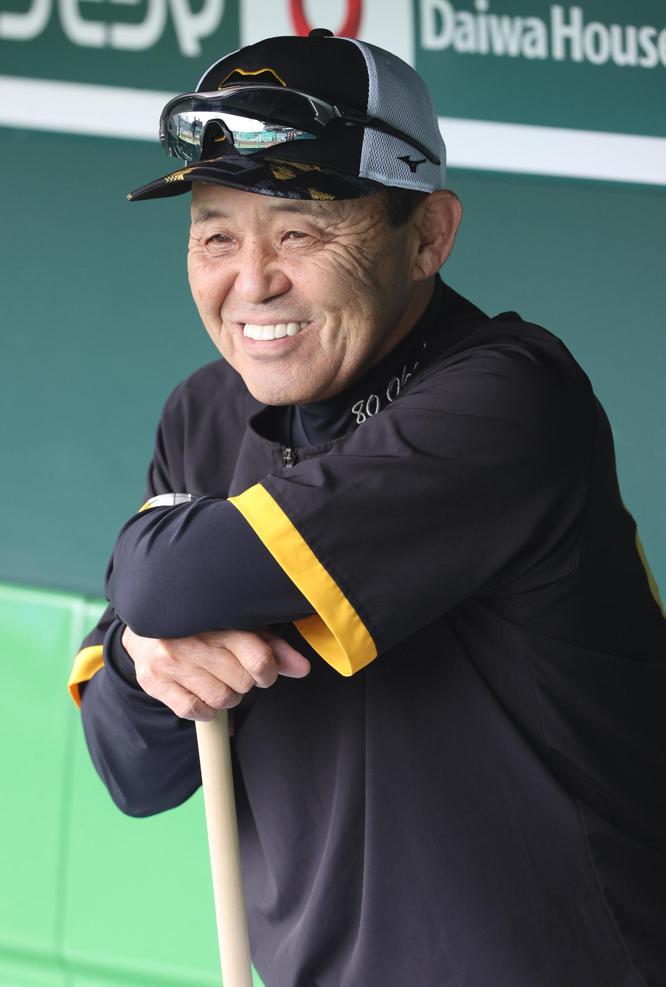 阪神対巨人　試合前の練習で笑顔を見せる阪神岡田彰布監督（撮影・上山淳一）