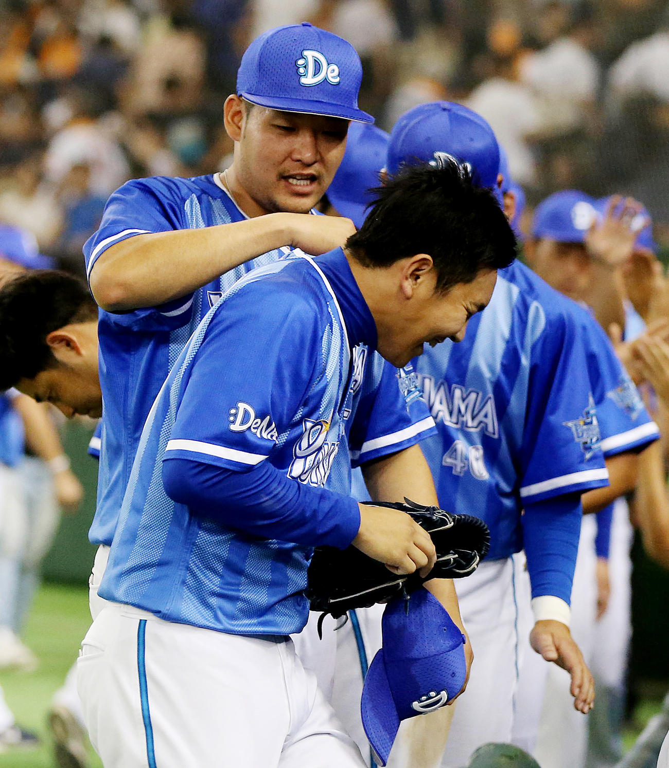 2016年8月、巨人対DeNA　9回裏を抑えたDeNA山崎康は、筒香から手荒い祝福を受ける