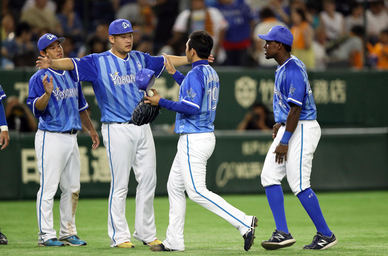 2016年8月、巨人対DeNA　試合後、山崎康（右から2人目）をわざと通せんぼする筒香