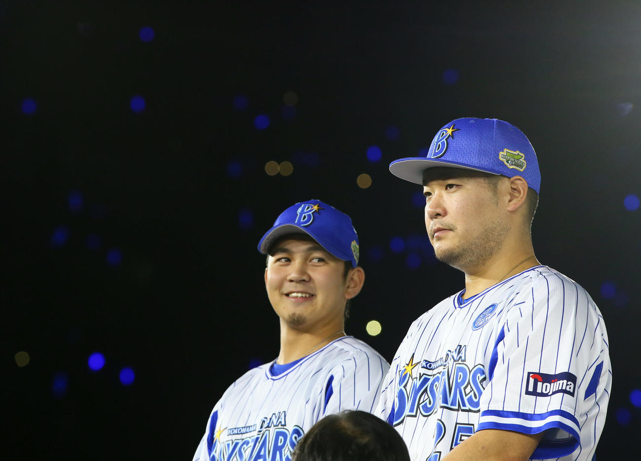 2017年11月、日本シリーズ2017　第5戦　DeNA対ソフトバンク　連勝を飾り敵地での戦いに決意を新たにするDeNAの筒香（右）と山崎康