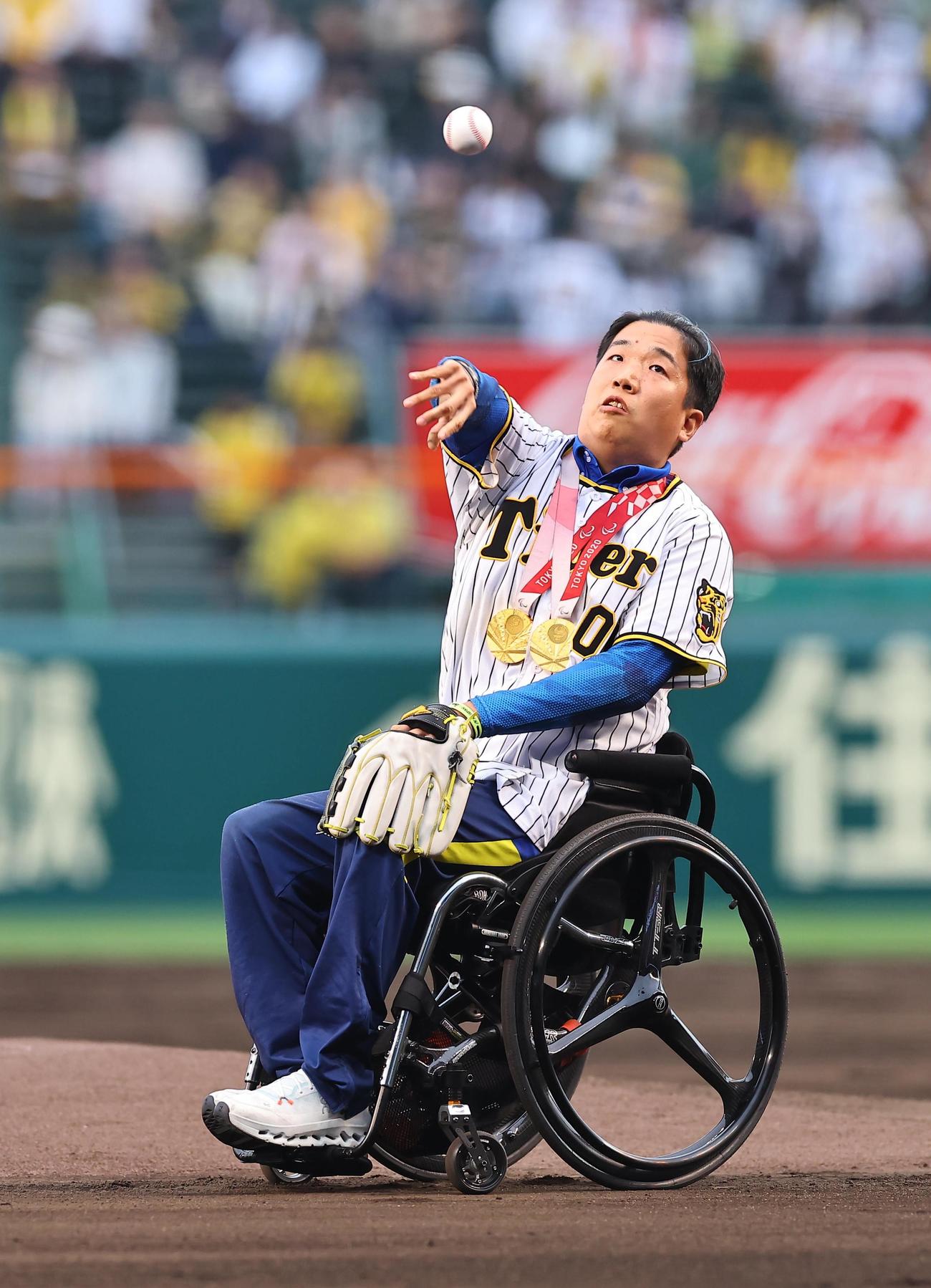 阪神対巨人　ファーストピッチセレモニーで投球するパラ陸上選手の佐藤選手（撮影・上田博志）
