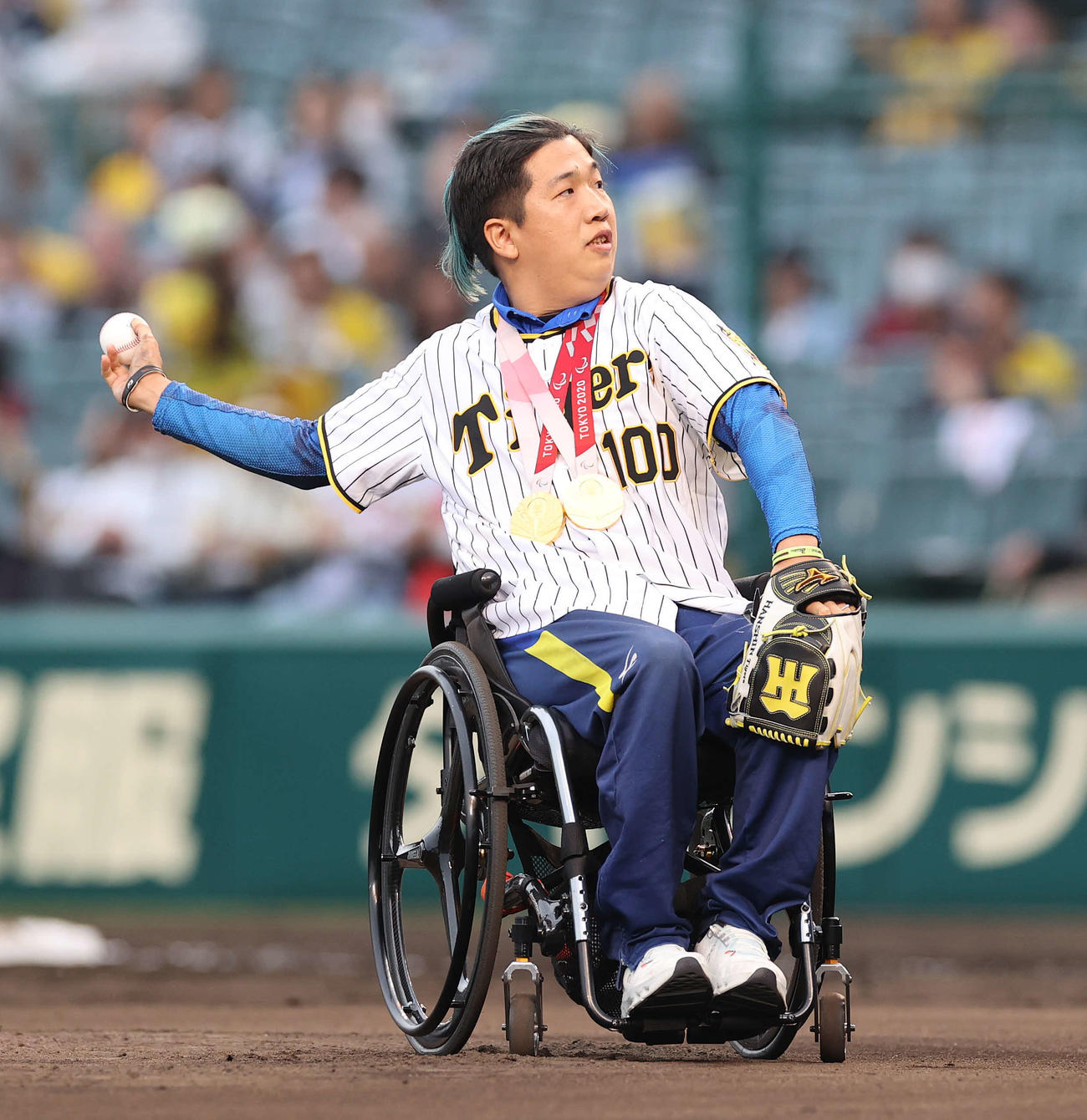 阪神対巨人　ファーストピッチセレモニーに登場したパラ陸上競技選手の佐藤友祈（撮影・河野匠）