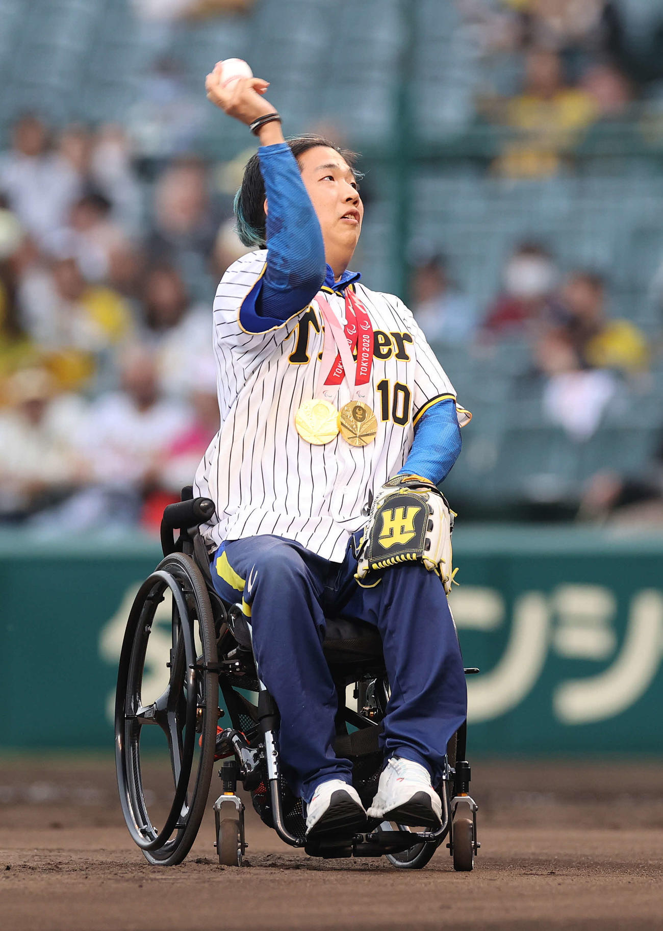 阪神対巨人　ファーストピッチセレモニーに登場したパラ陸上競技選手の佐藤友祈（撮影・河野匠）