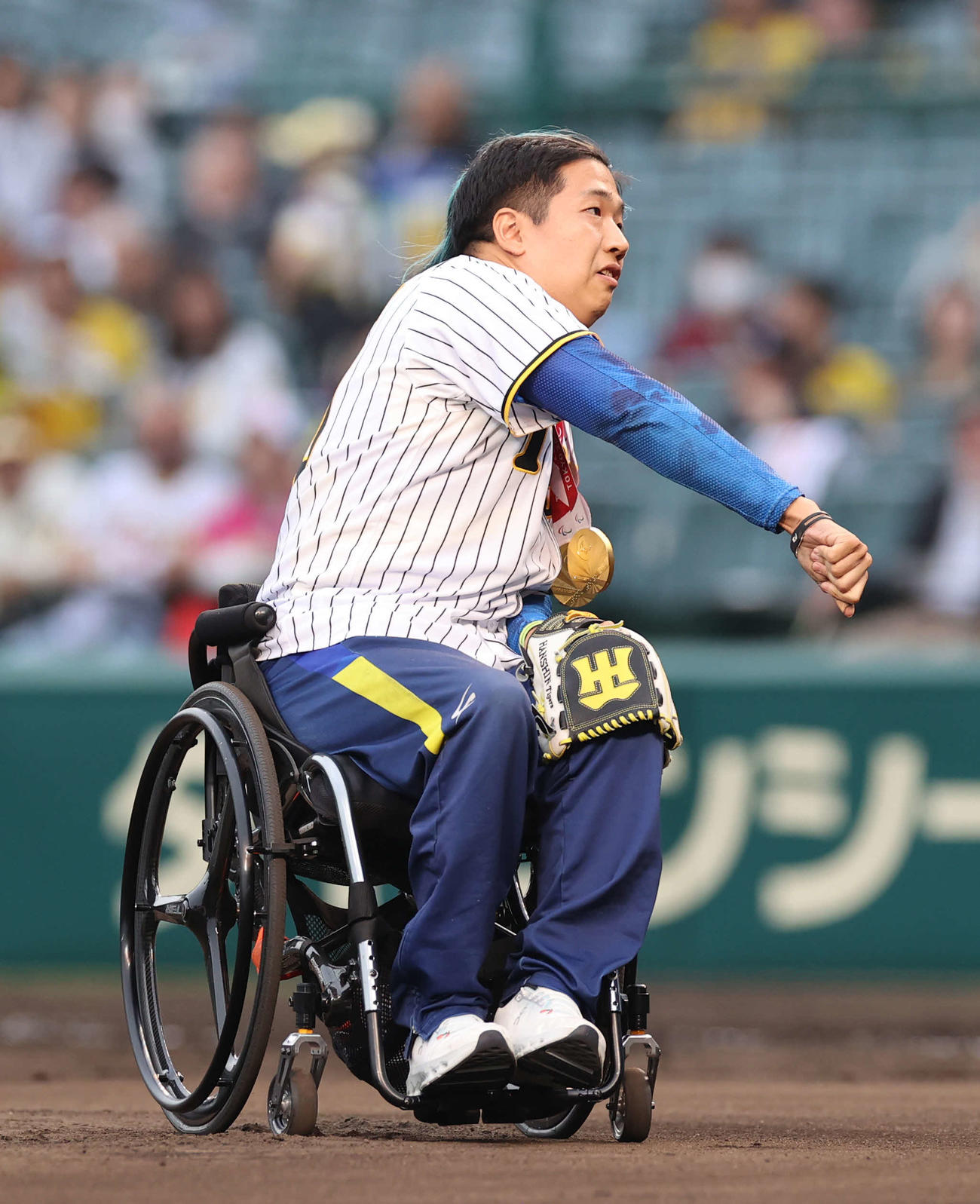 阪神対巨人　ファーストピッチセレモニーに登場したパラ陸上競技選手の佐藤友祈（撮影・河野匠）