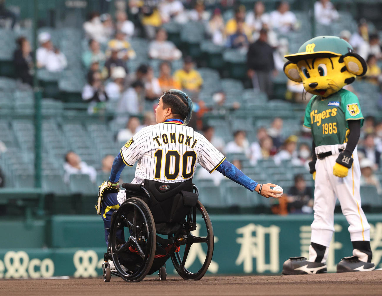 阪神対巨人　試合前、ファーストピッチセレモニーで投球するパラリンピック金メダリストの佐藤友祈（撮影・上山淳一）