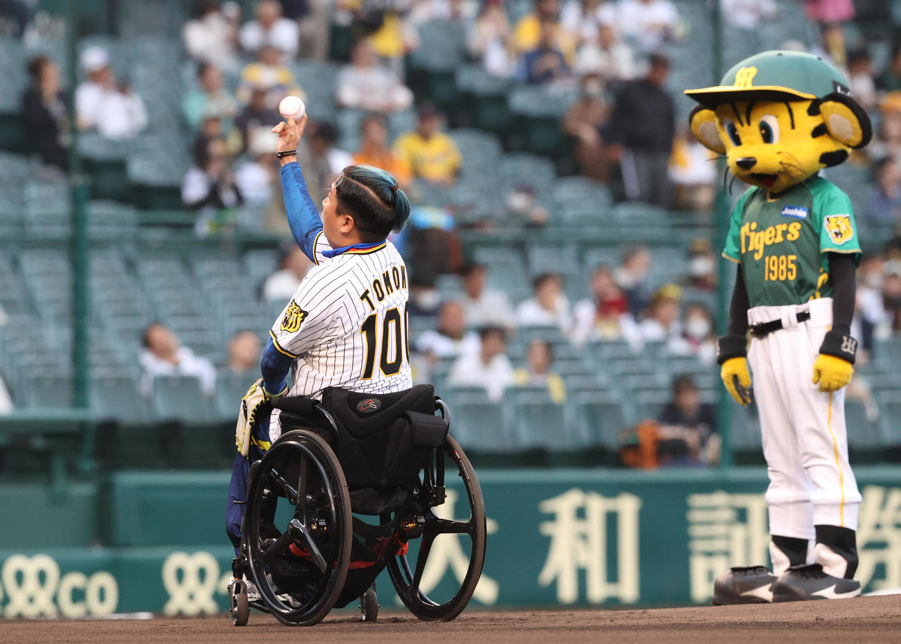 阪神対巨人　試合前、ファーストピッチセレモニーで投球するパラリンピック金メダリストの佐藤友祈（撮影・上山淳一）