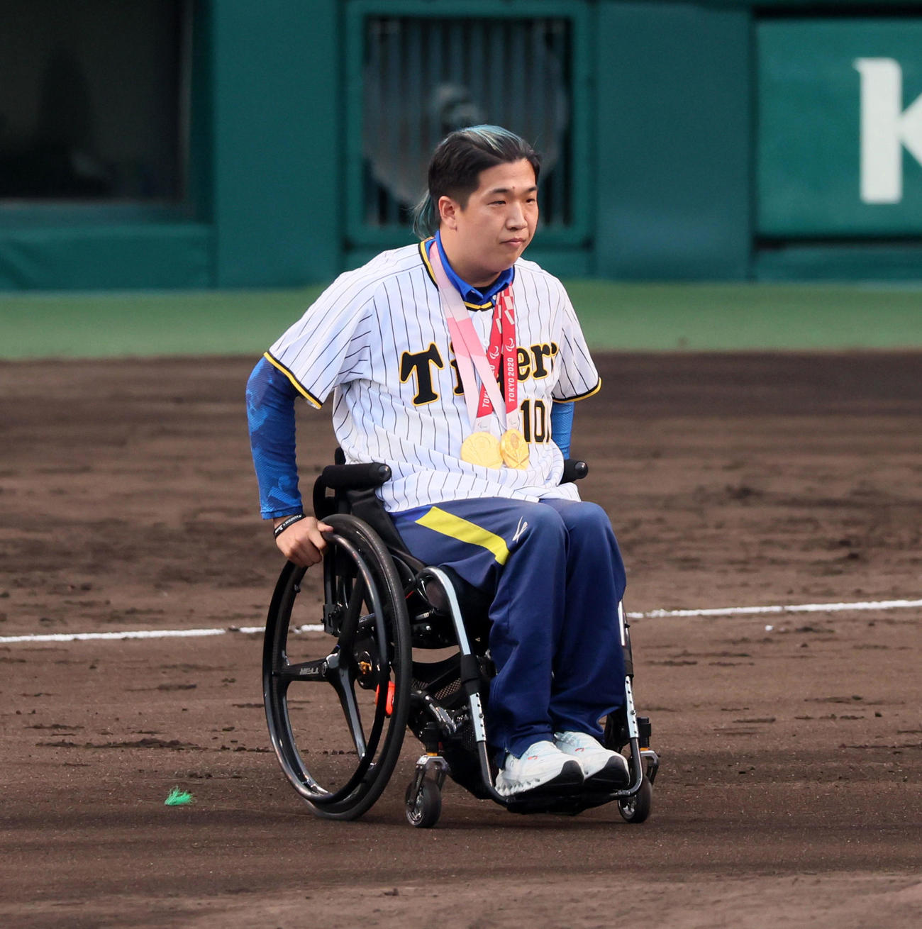 阪神対巨人　ファーストピッチを行ったパラ陸上の佐藤友祈選手（撮影・加藤哉）