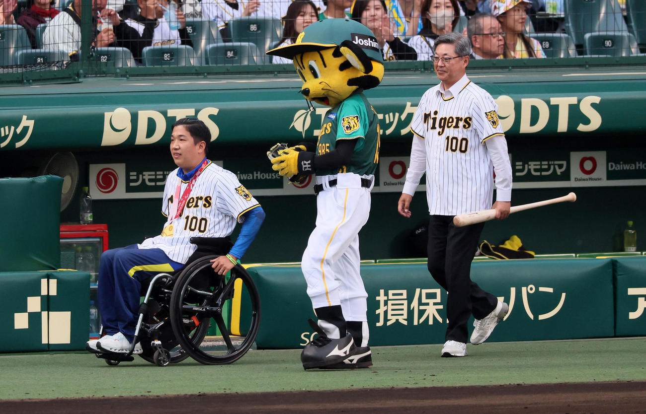 阪神対巨人　ファーストピッチを行ったパラ陸上の佐藤友祈選手（撮影・加藤哉）