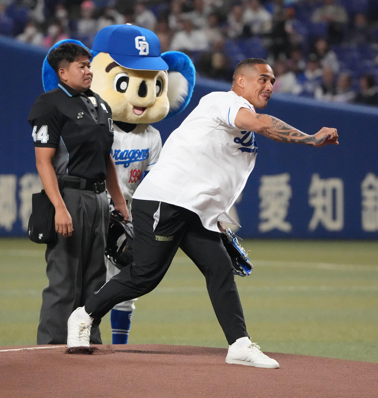 中日対ヤクルト　試合前、始球式を務めるラグビー、トヨタヴェルブリッツ所属のアーロンスミス（撮影・森本幸一）