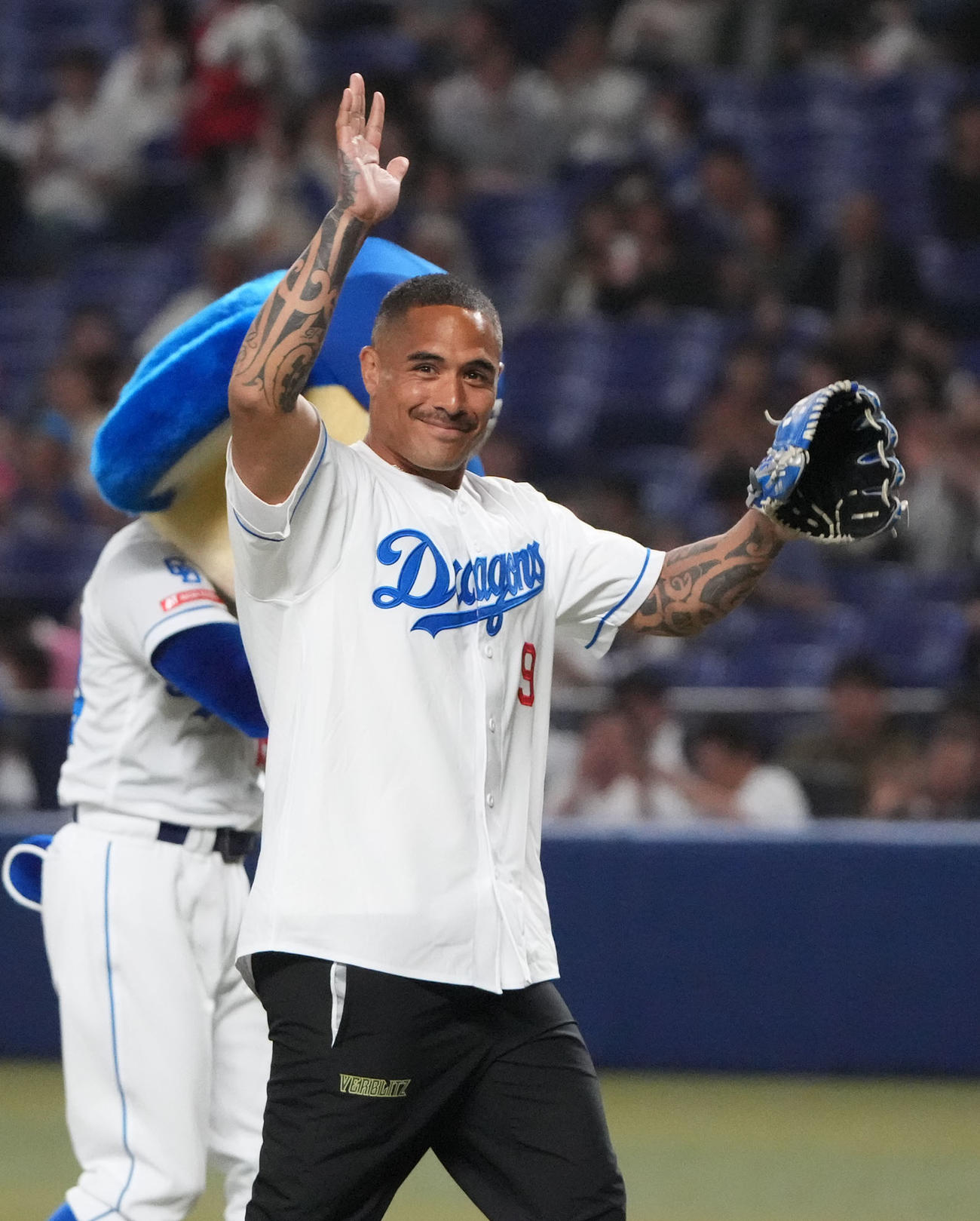 中日対ヤクルト　試合前、始球式を務めるラグビー、トヨタヴェルブリッツ所属のアーロンスミス（撮影・森本幸一）