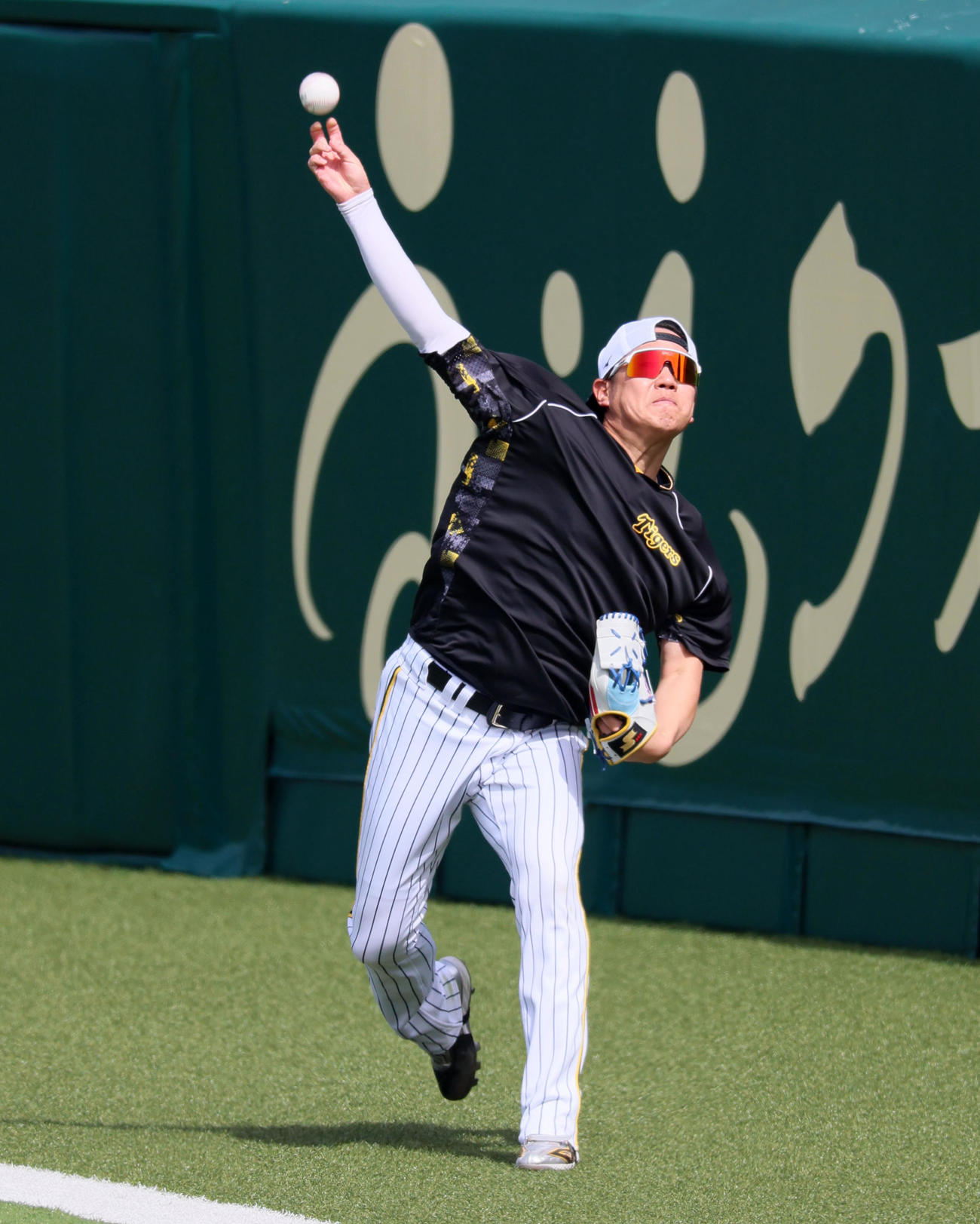 阪神対巨人　練習でキャッチボールする西勇（撮影・加藤哉）