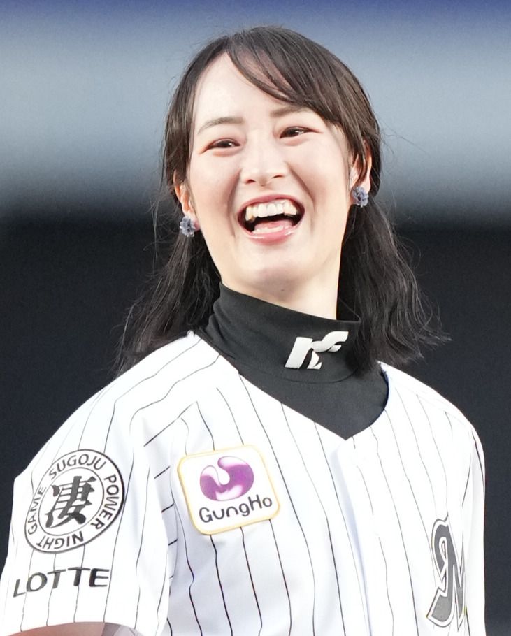 ロッテ対西武　ファーストピッチセレモニーで笑顔の藤田菜七子（撮影・鈴木みどり）