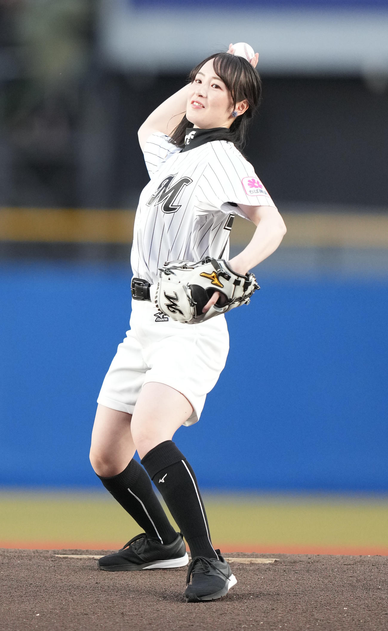 ファーストピッチセレモニーで投球する藤田菜七子（撮影・鈴木みどり）