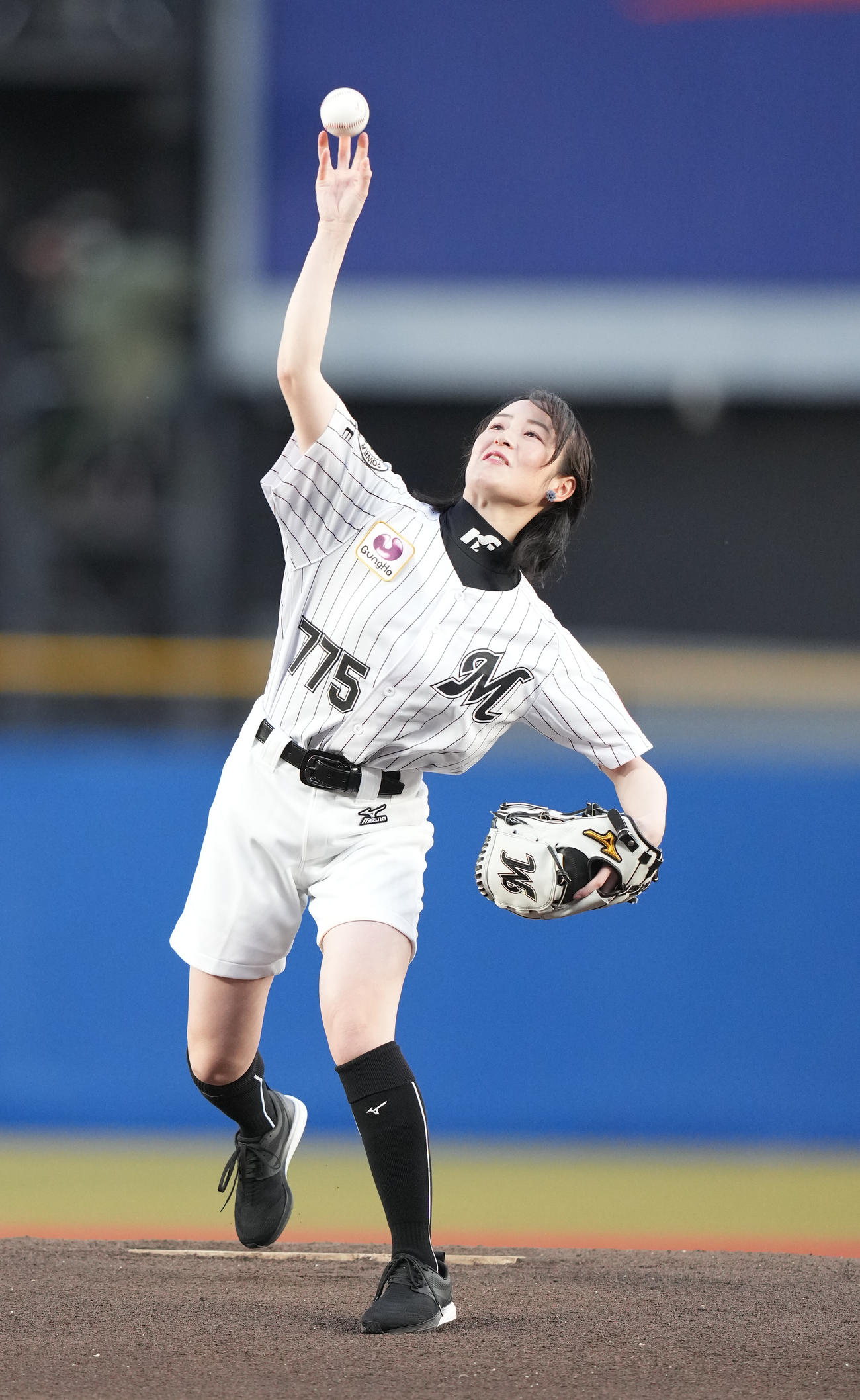 ファーストピッチセレモニーで投球する藤田菜七子（撮影・鈴木みどり）