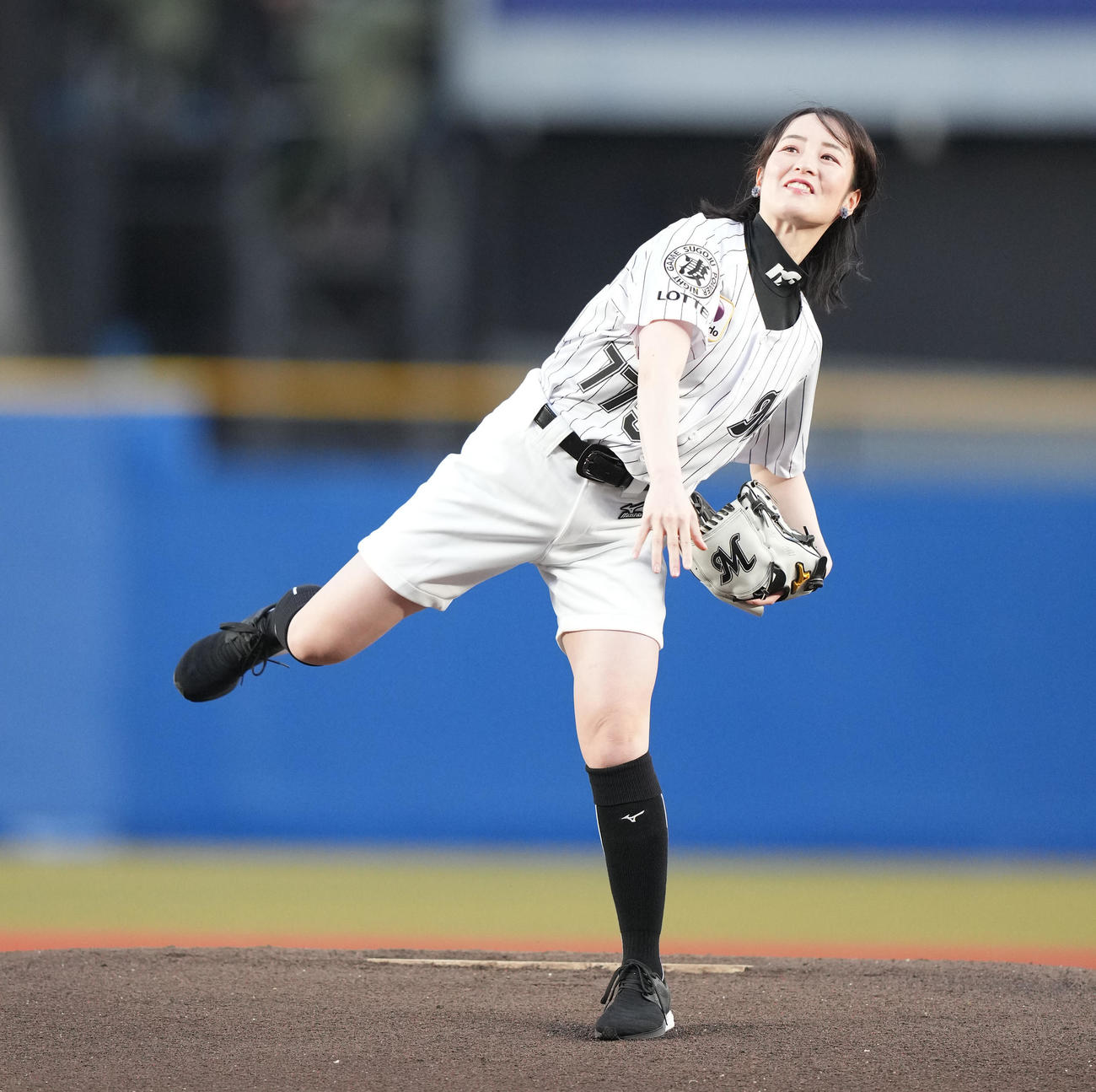 ファーストピッチセレモニーで投球する藤田菜七子（撮影・鈴木みどり）