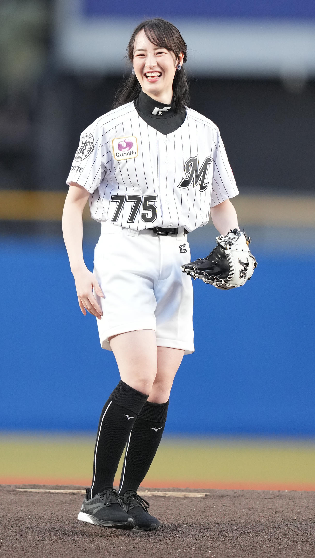 ロッテ対西武　ファーストピッチセレモニーで投球し、笑顔の藤田菜七子（撮影・鈴木みどり）