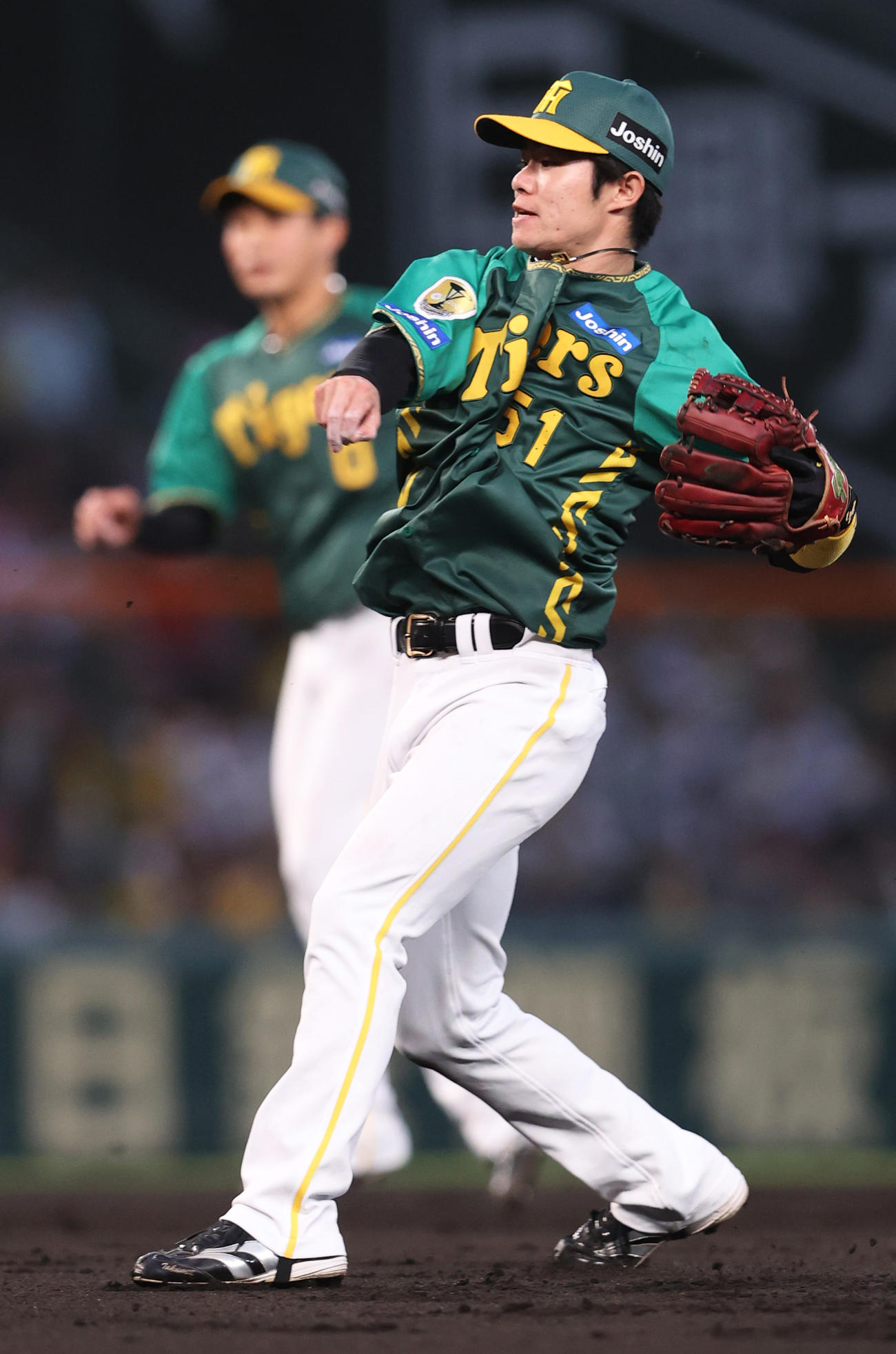 阪神対巨人　2回表巨人1死三塁、二塁手中野（手前）は吉川の二ゴロでバックホームし三走丸をホームでアウトにする（撮影・上山淳一）
