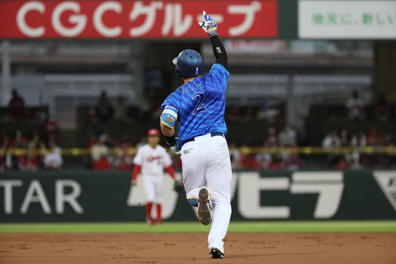 広島対DeNA 2回表DeNA無死、牧は先制左越え本塁打を放ち、右手を突き上げる（撮影・加藤孝規）