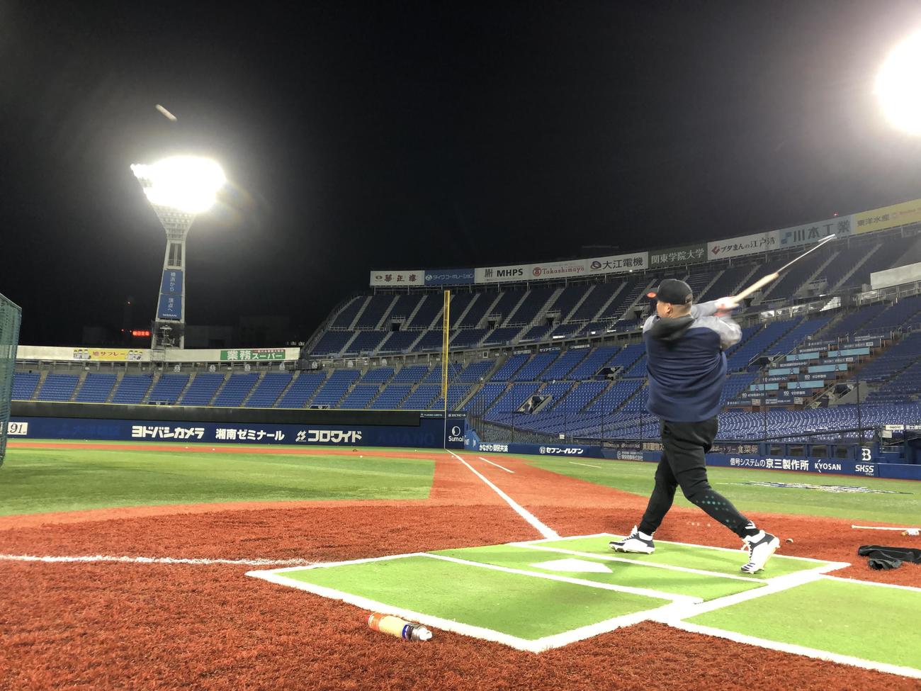 20年2月、横浜スタジアムを貸し切り、ナイターで打ち込むレイズ筒香