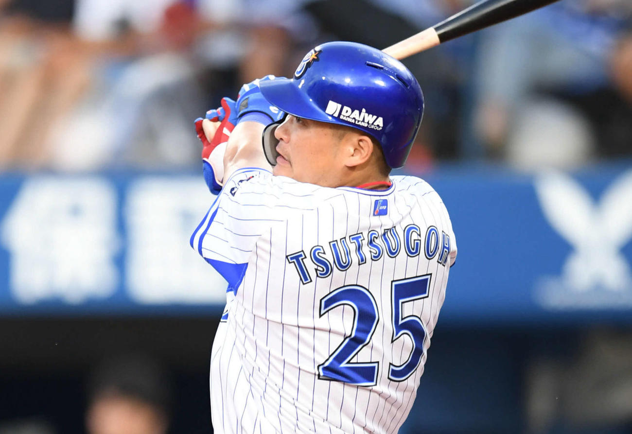 19年8月、横浜スタジアムでソロ本塁打を放つDeNA筒香嘉智