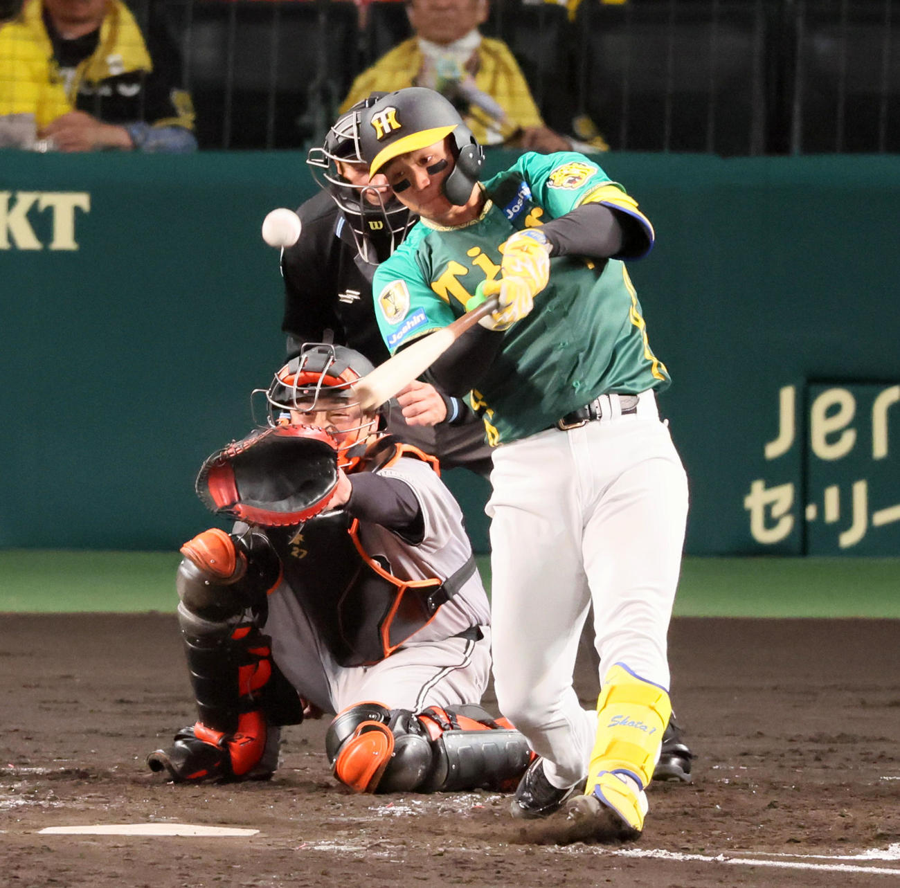阪神対巨人　3回裏阪神2死一、二塁、森下は中適時二塁打を放つ（撮影・加藤哉）