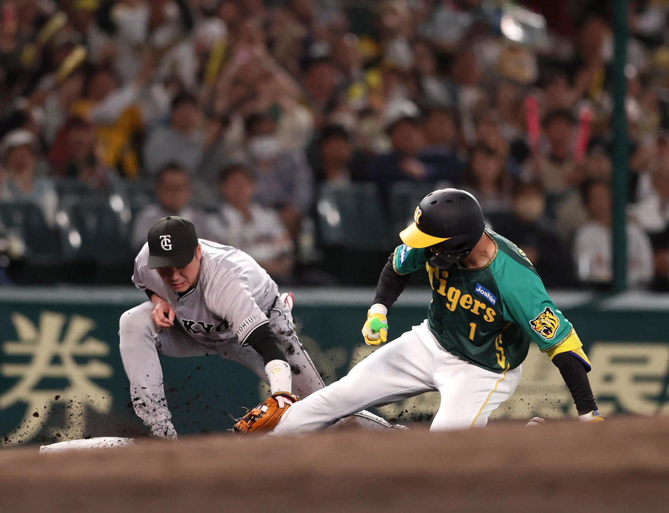 阪神対巨人　3回裏阪神2死一、二塁、森下（右）は先制の中越え2点適時二塁打を放ち三塁を狙うがタッチアウト。三塁手坂　本（撮影・上山淳一）