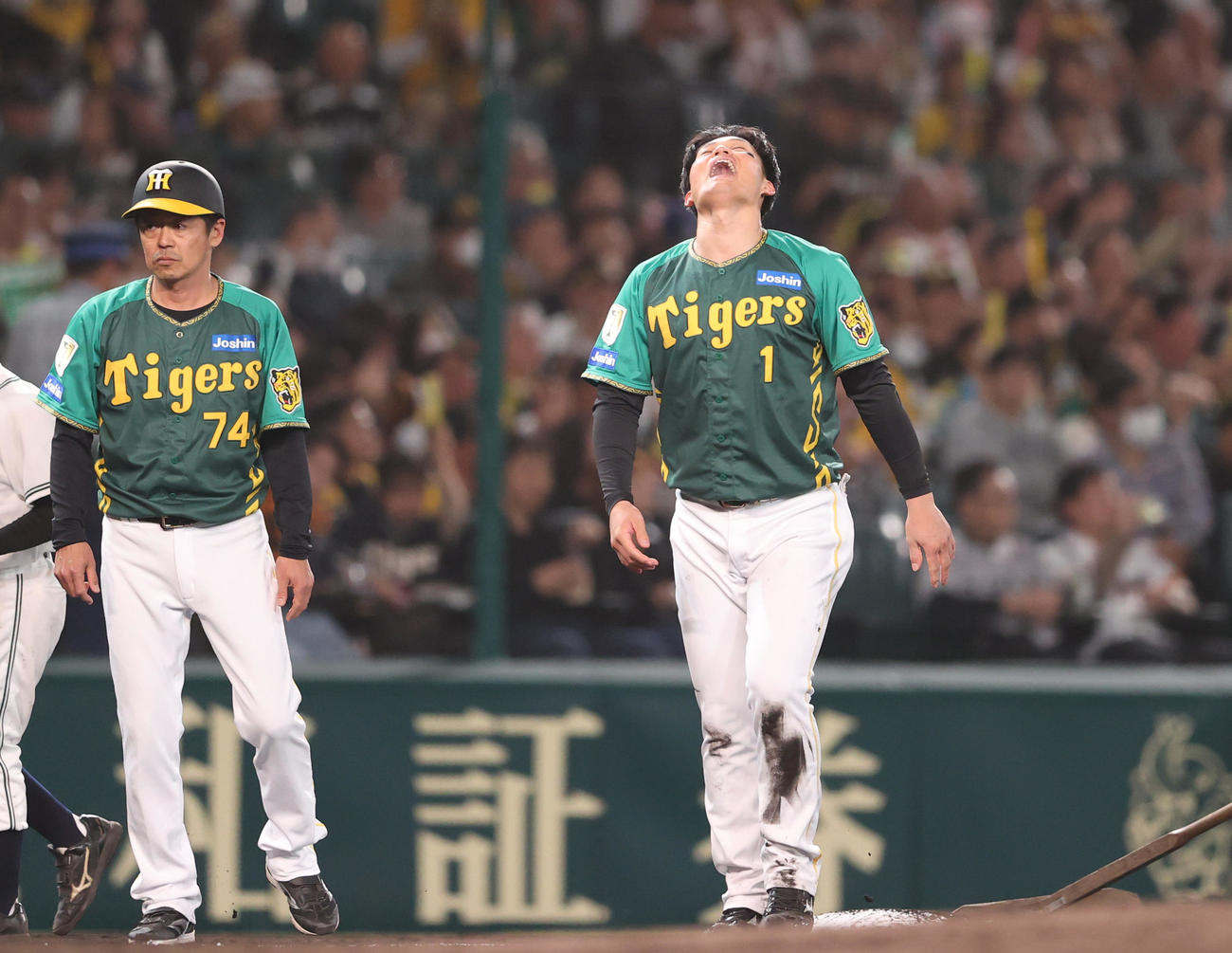 阪神対巨人　3回裏阪神2死一、二塁、森下（右）は先制の中越え2点適時二塁打を放ち三塁を狙うがアウトとなり悔しがる（撮影・上山淳一）