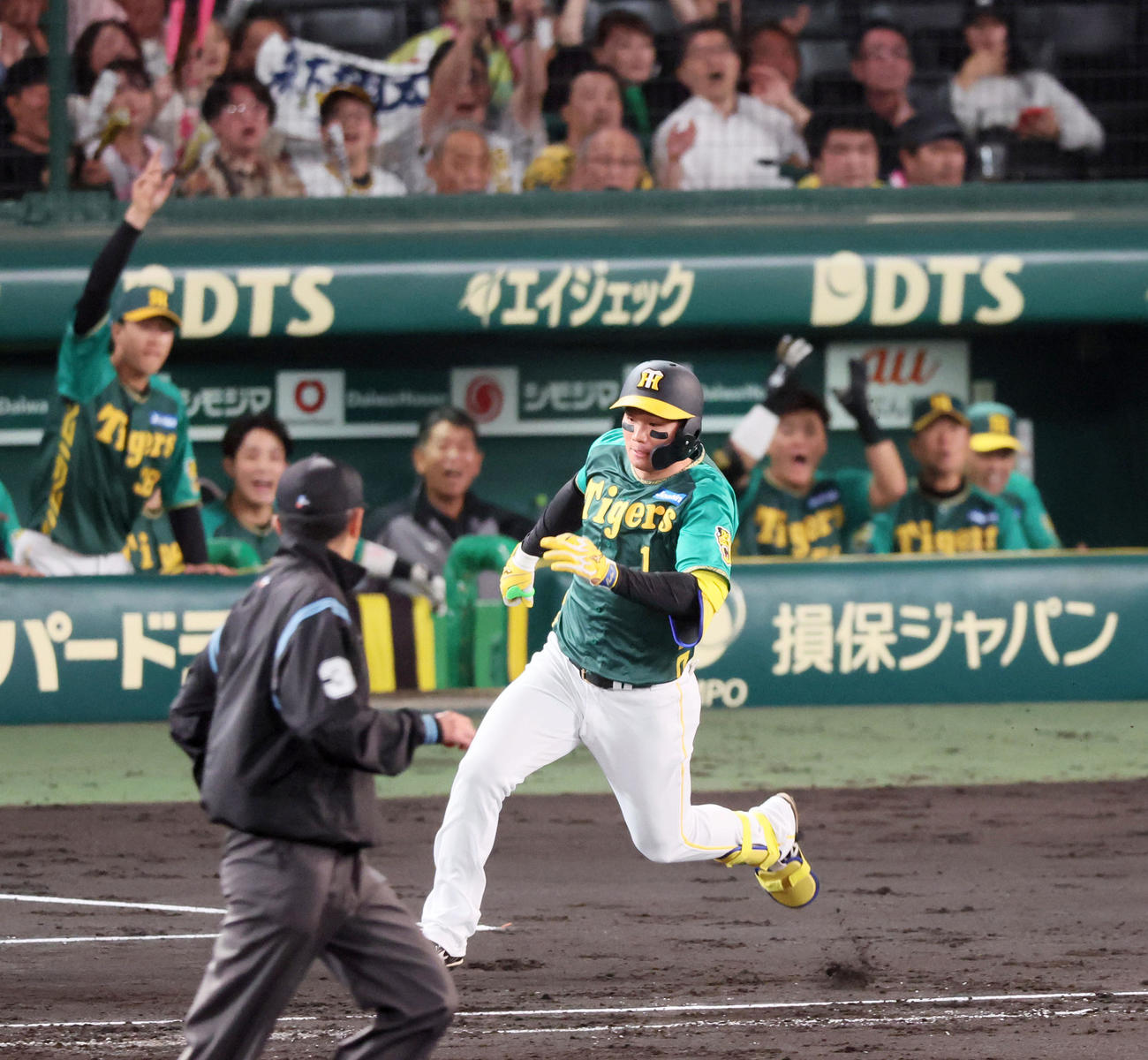 阪神対巨人　3回裏阪神2死一、二塁、森下は中適時二塁打を放つ（撮影・加藤哉）