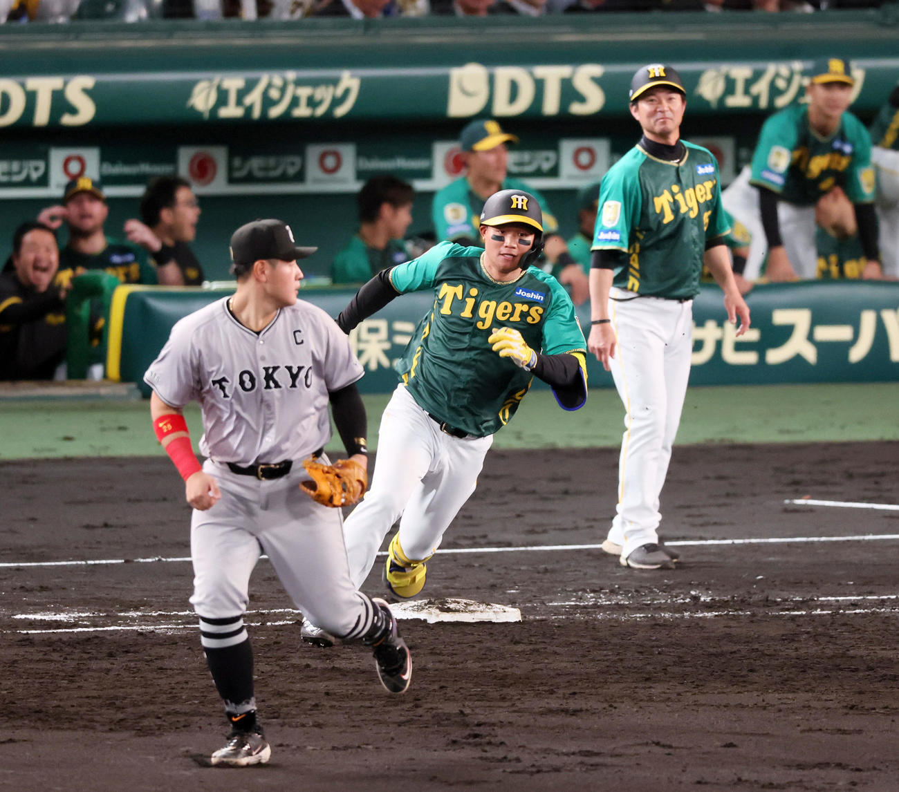 阪神対巨人　3回裏阪神2死一、二塁、森下は中適時二塁打を放つ（撮影・加藤哉）