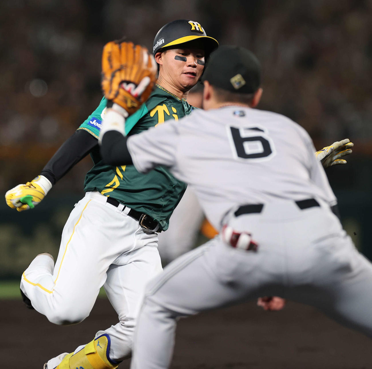 阪神対巨人　3回裏阪神2死一、二塁、2点適時二塁打を放ち、果敢に三塁を狙う森下だが走塁死となる。三塁手は坂本（撮影・河野匠）