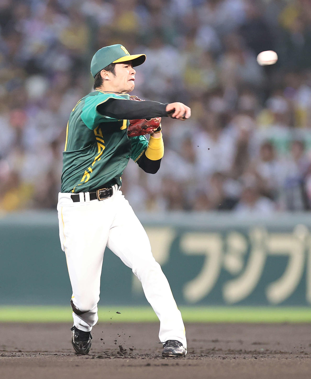 阪神対巨人　2回表巨人1死三塁、吉川の打球で本塁生還を狙った丸佳浩を刺す二塁手の中野（撮影・河野匠）