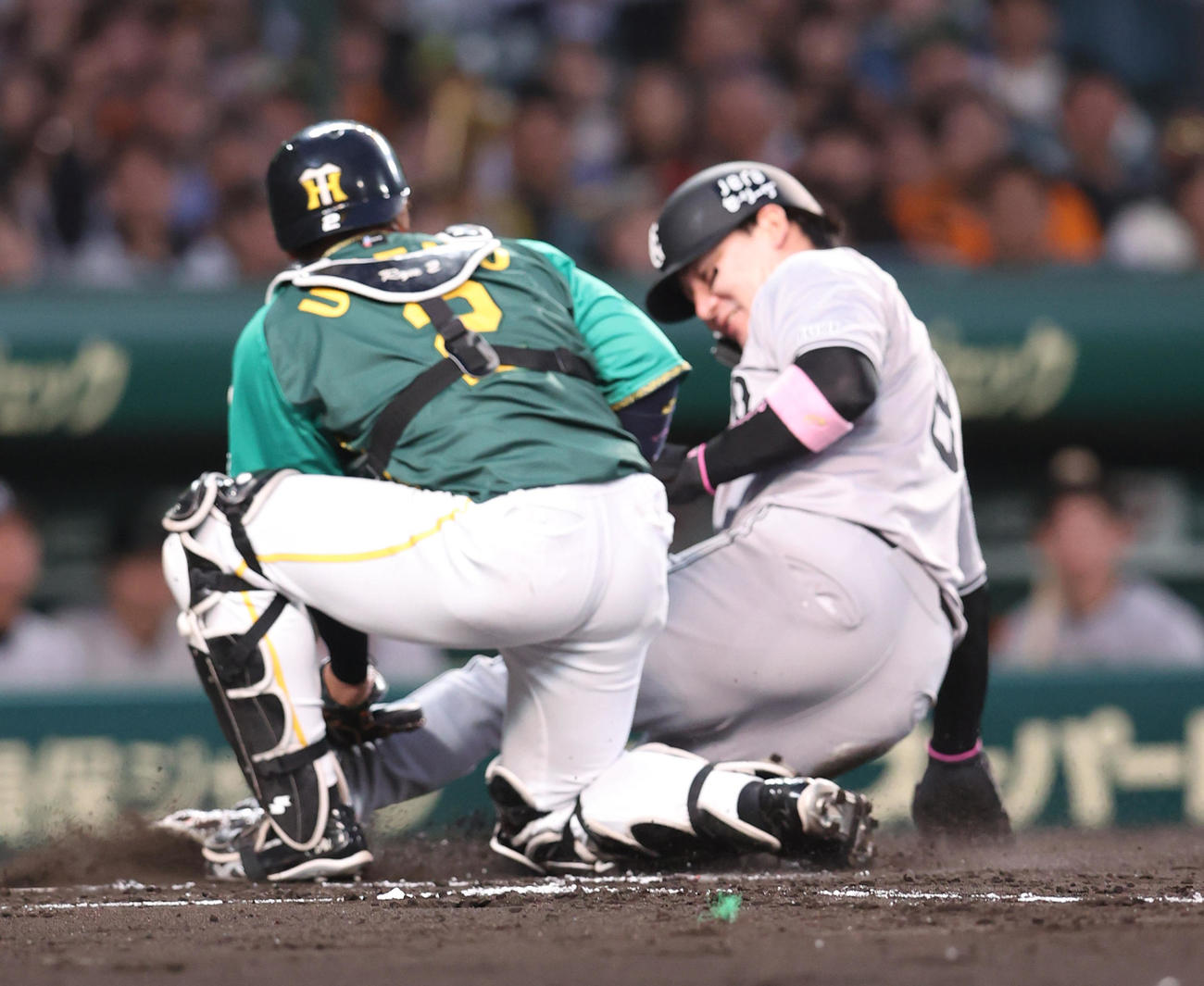阪神対巨人　2回表巨人1死三塁、三走丸（右）は吉川の二ゴロでホームを狙うがアウトとなる。捕手梅野（撮影・上山淳一）