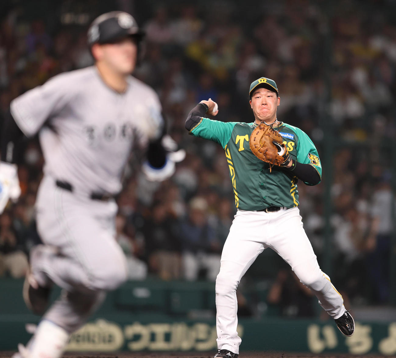 阪神対巨人　4回表巨人無死一、二塁、一塁手大山（右）は岸田行倫のバントで一塁送球するがエラーとなる（撮影・上山淳一）