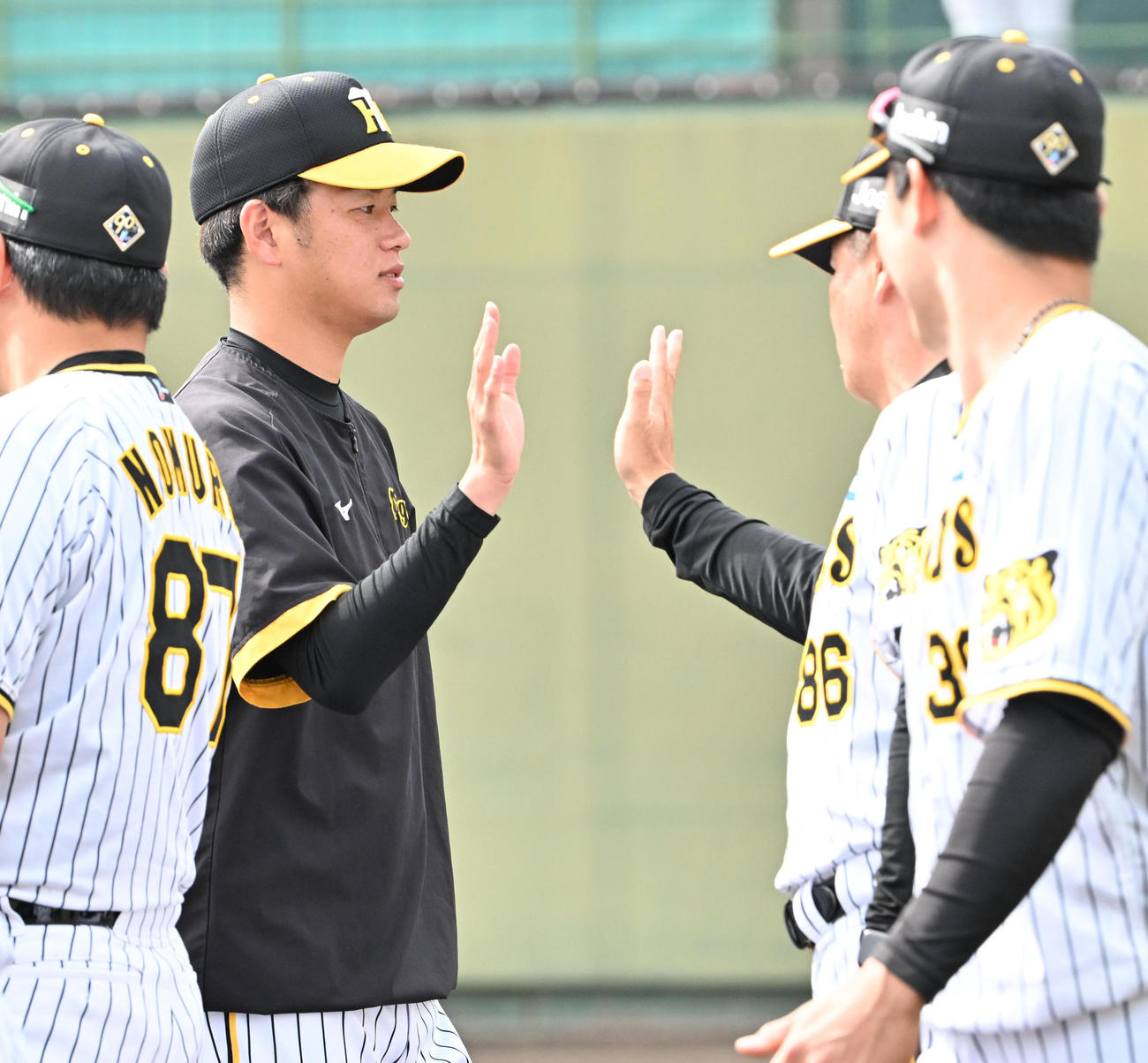 阪神対オリックス　和田2軍監督（右から2人目）とハイタッチをする高橋（撮影・石井愛子）