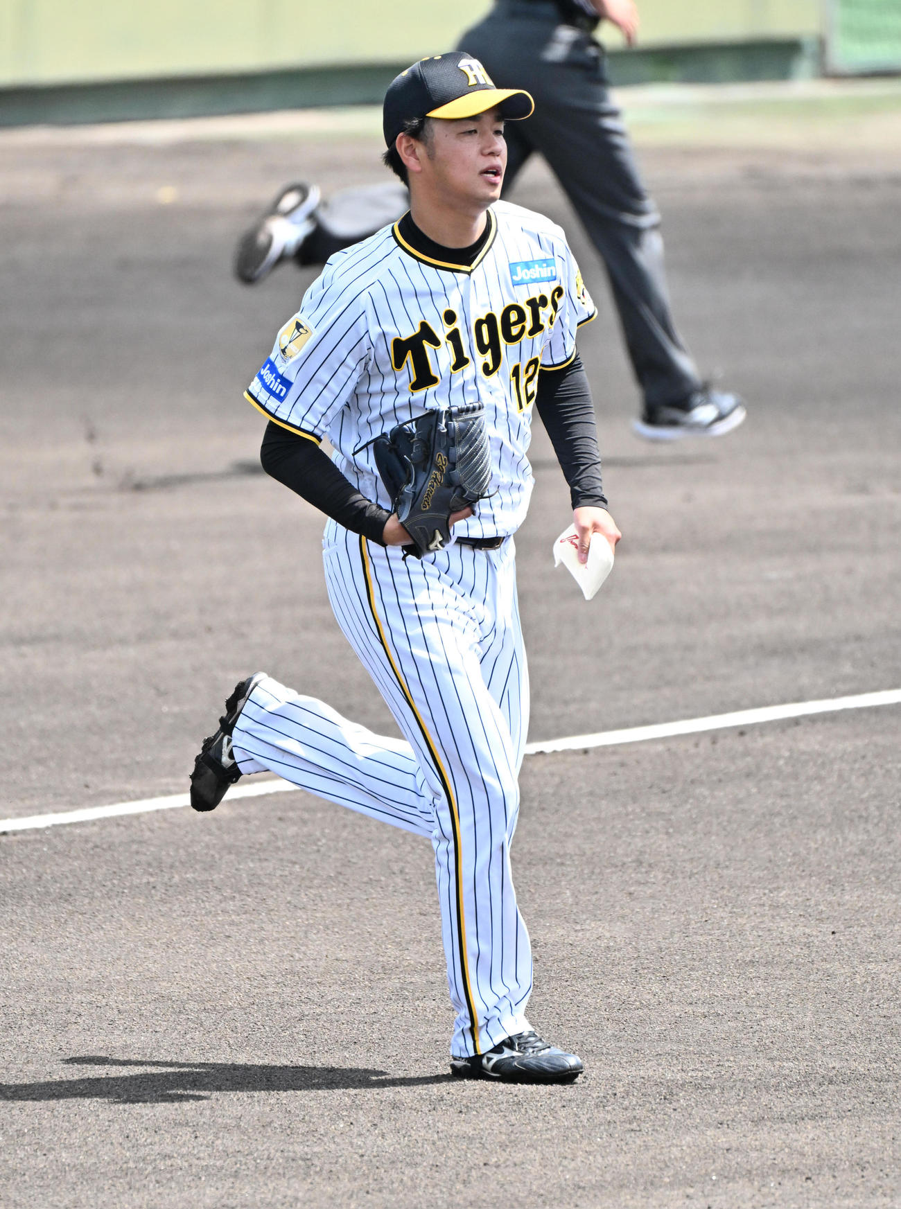 阪神対オリックス　マウンドに向かう高橋（撮影・石井愛子）