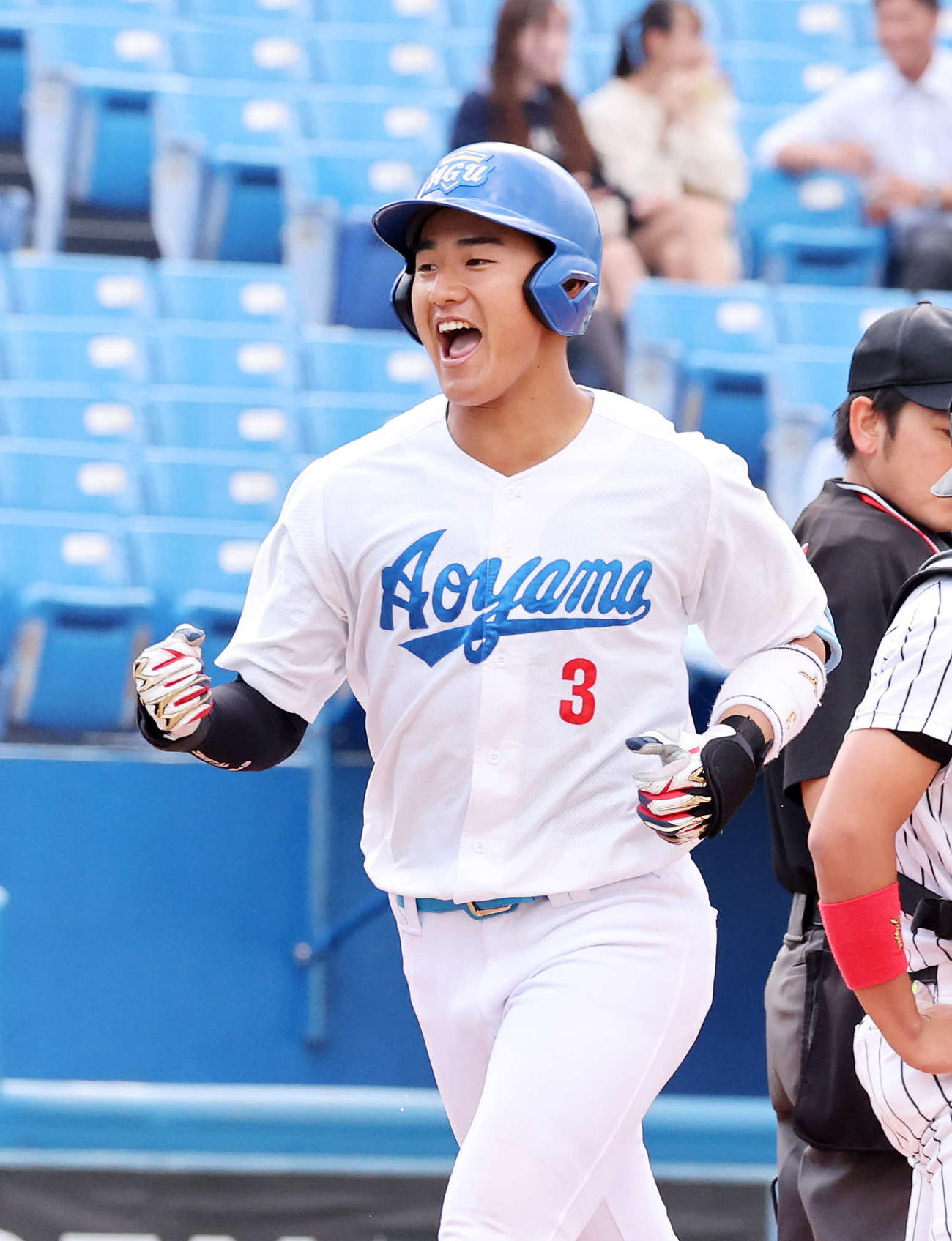 亜大対青学大　5回裏青学大2死二塁、西川は左越え2点本塁打を放ちガッツポーズ（撮影・鈴木正人）