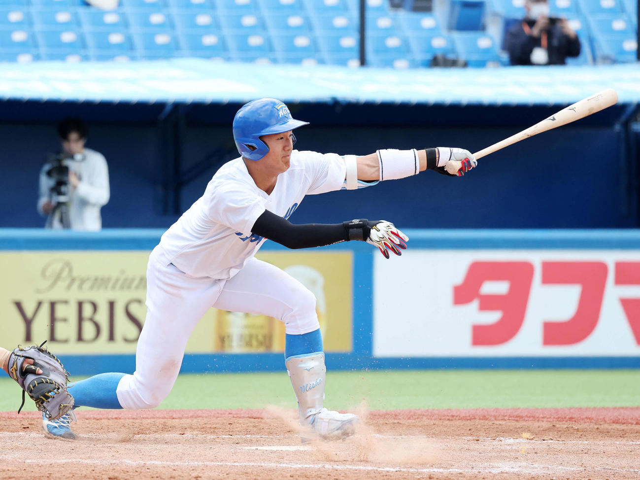 亜大対青学大　3回裏青学大2死二塁、西川は一塁内野安打を放つ（撮影・鈴木正人）