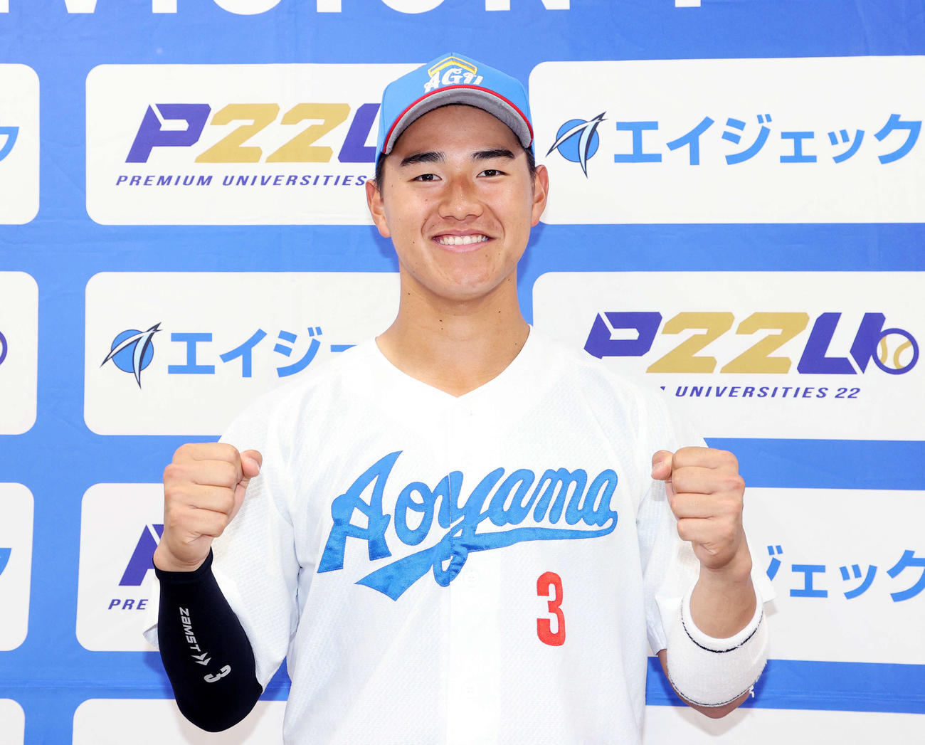 亜大対青学大　勝利し笑顔でガッツポーズする青学大・西川（撮影・鈴木正人）