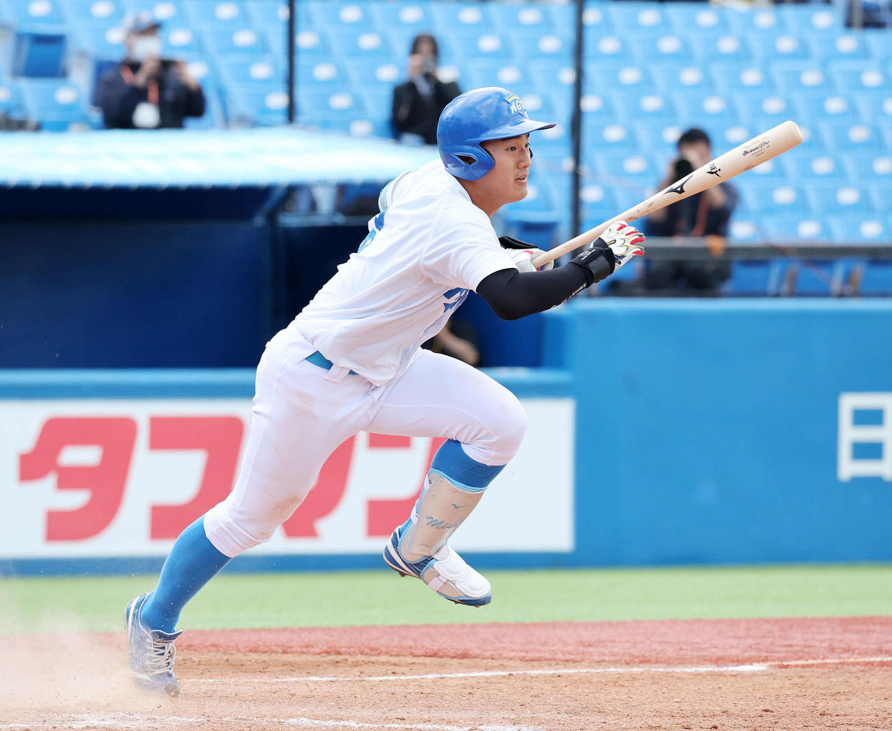 亜大対青学大　3回裏青学大2死二塁、西川は一塁内野安打を放つ（撮影・鈴木正人）