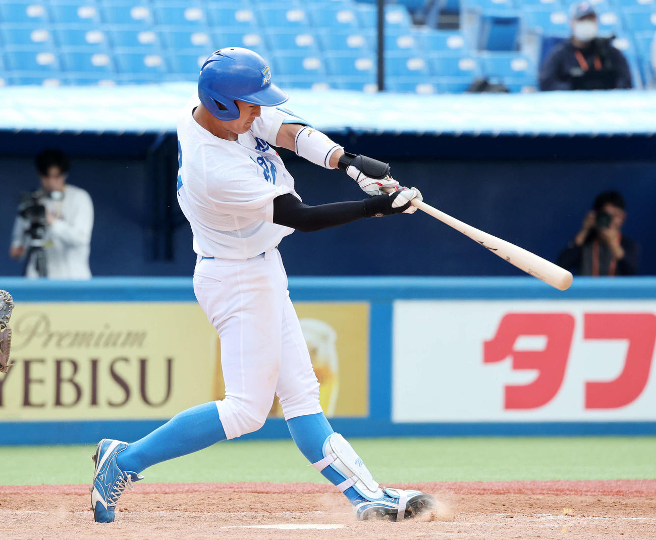亜大対青学大　5回裏青学大2死二塁、西川は左越え2点本塁打を放つ（撮影・鈴木正人）