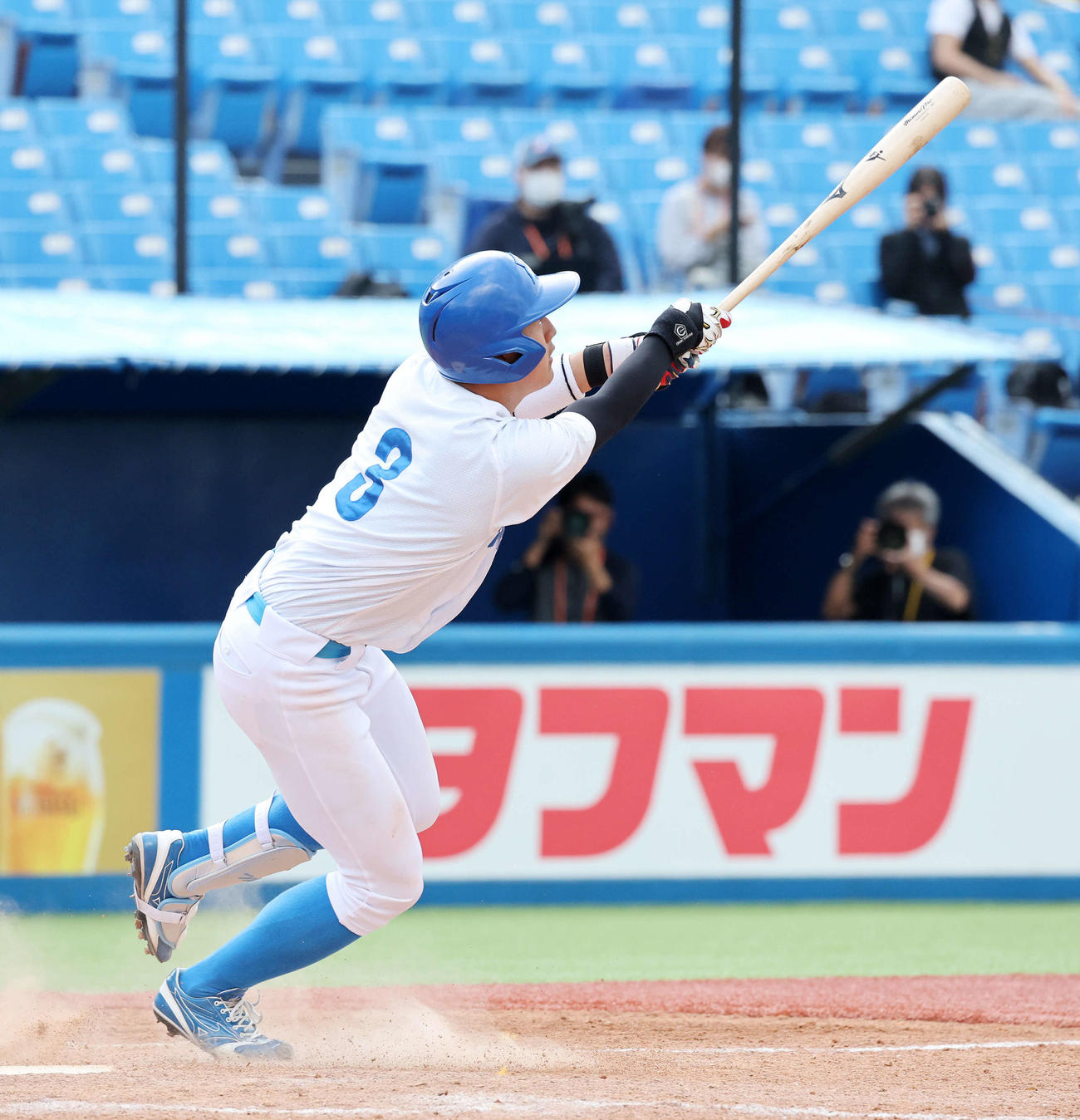 亜大対青学大　5回裏青学大2死二塁、西川は左越え2点本塁打を放つ（撮影・鈴木正人）