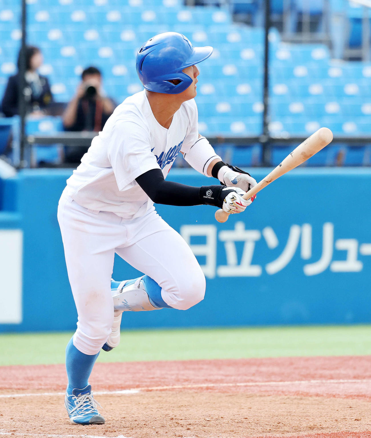 亜大対青学大　5回裏青学大2死二塁、西川は左越え2点本塁打を放つ（撮影・鈴木正人）
