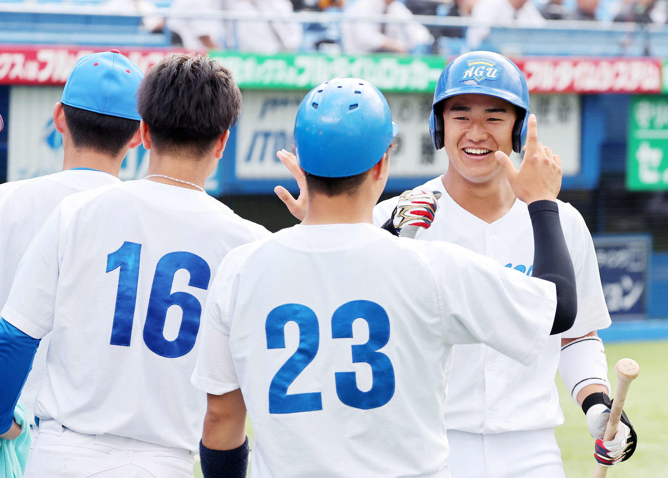 亜大対青学大　5回裏青学大2死二塁、西川（右）は左越え2点本塁打を放ちベンチ前で笑顔を見せる（撮影・鈴木正人）