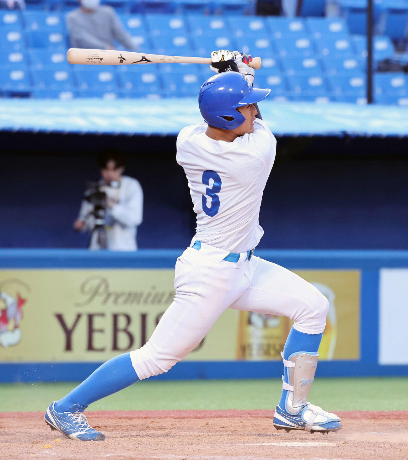亜大対青学大　8回裏青学大2死二塁、・西川は右前適時打を放つ（撮影・鈴木正人）