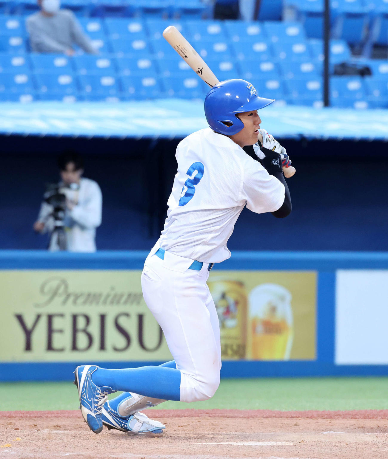 亜大対青学大　8回裏青学大2死二塁、・西川は右前適時打を放つ（撮影・鈴木正人）