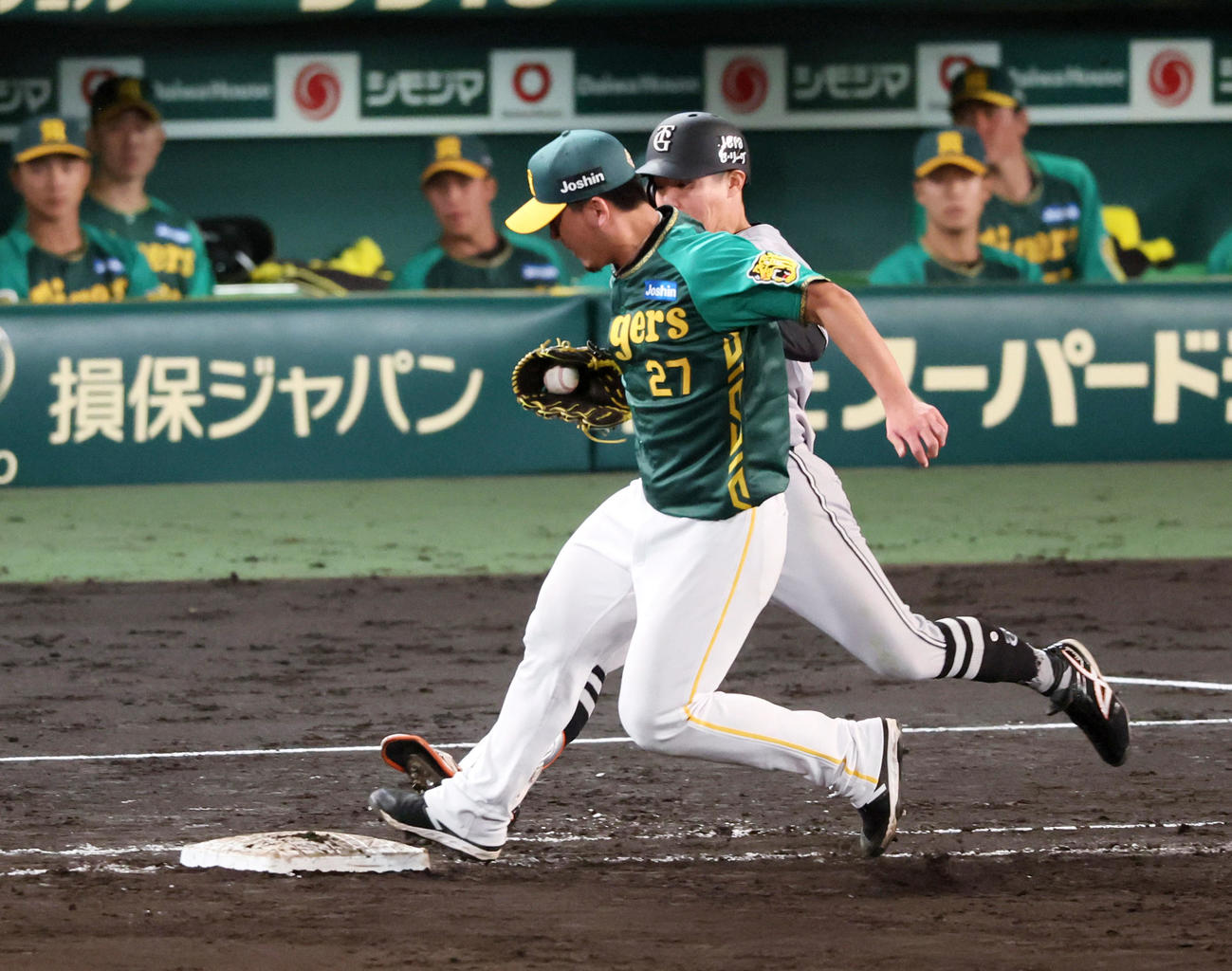 阪神対巨人　5回表巨人無死、伊藤将は佐々木の一ゴロでベースカバーに走る（撮影・加藤哉）